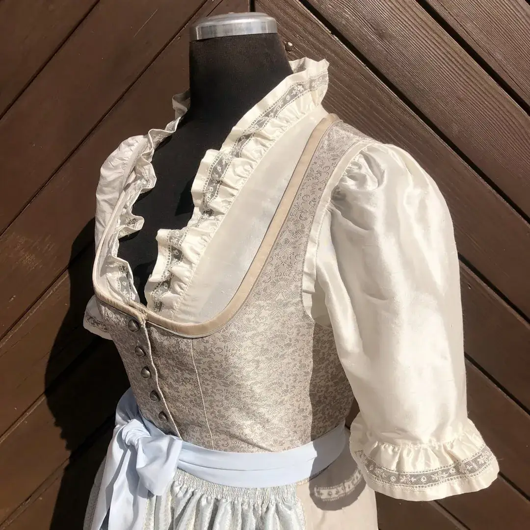 Waldorff Dirndlbluse aus Seide mit Kelchkragen – Bild 14 – Chiemgauer Heimatwerk Trachten-Onlineshop Waldorff Dirndlbluse aus Seide mit Kelchkragen - Bild 14 - Chiemgauer Heimatwerk Trachten-Onlineshop