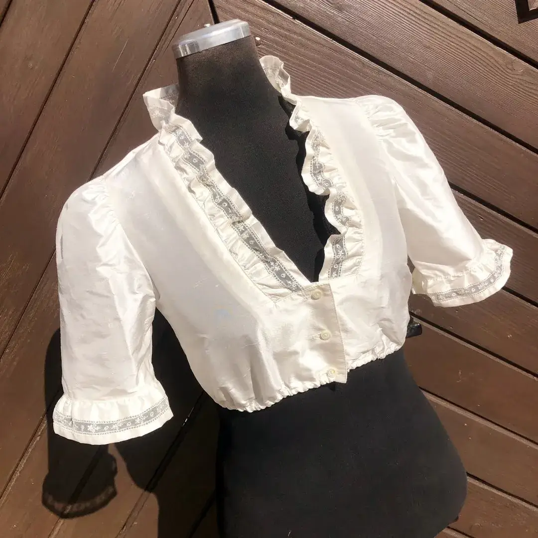 Waldorff Dirndlbluse aus Seide mit Kelchkragen – Bild 2 – Chiemgauer Heimatwerk Trachten-Onlineshop Waldorff Dirndlbluse aus Seide mit Kelchkragen - Bild 2 - Chiemgauer Heimatwerk Trachten-Onlineshop