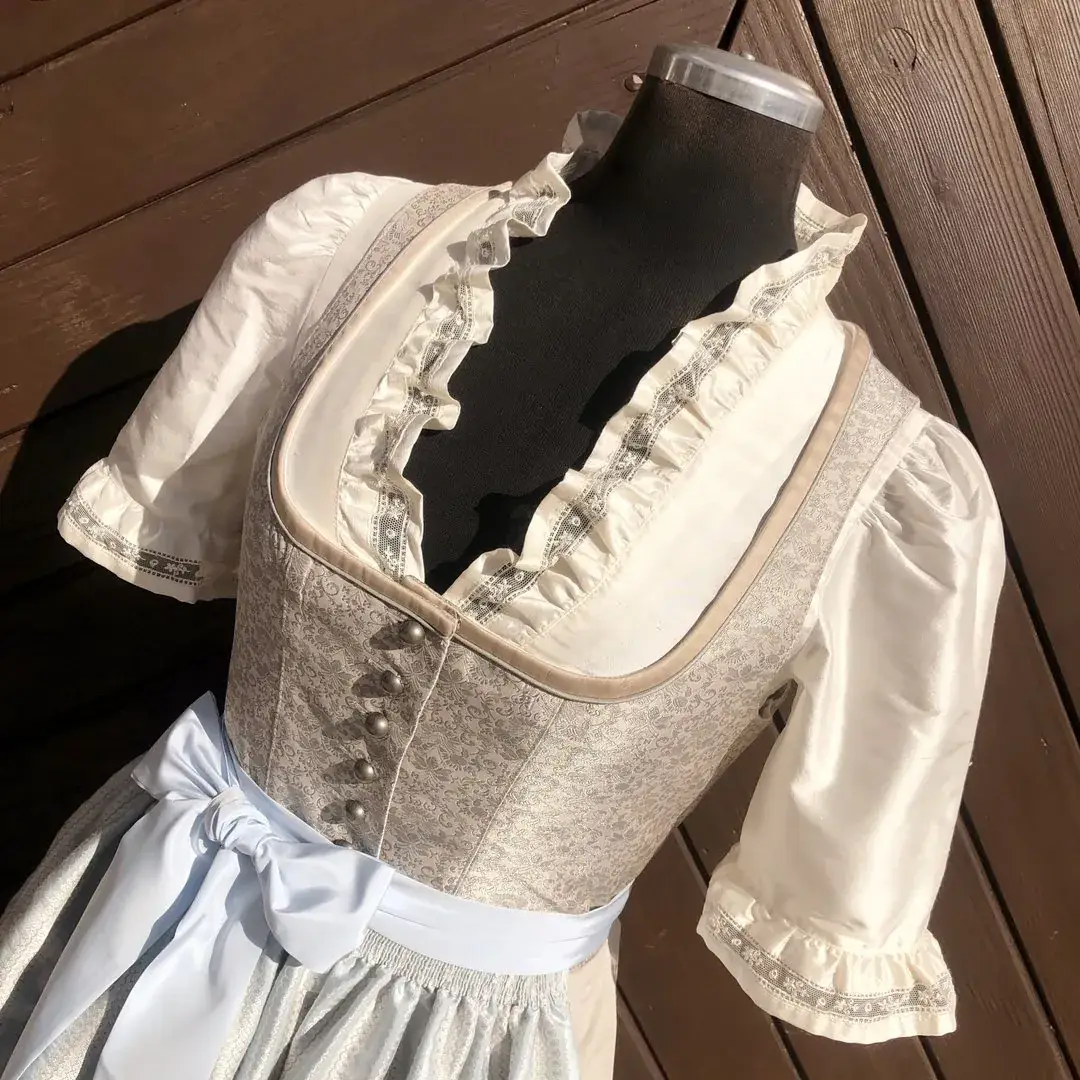 Waldorff Dirndlbluse aus Seide mit Kelchkragen – Bild 41 – Chiemgauer Heimatwerk Trachten-Onlineshop Waldorff Dirndlbluse aus Seide mit Kelchkragen - Bild 41 - Chiemgauer Heimatwerk Trachten-Onlineshop