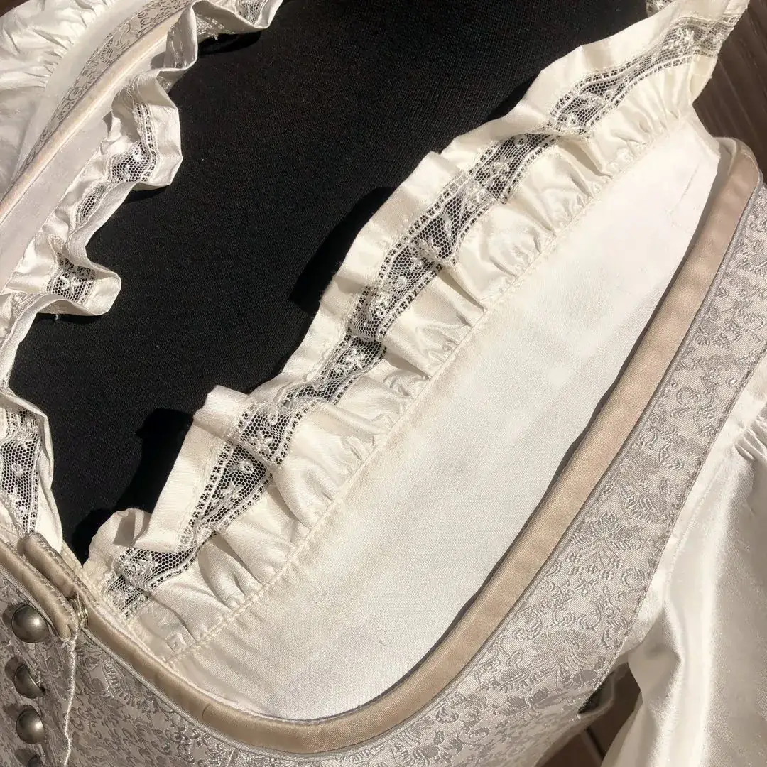 Waldorff Dirndlbluse aus Seide mit Kelchkragen – Bild 47 – Chiemgauer Heimatwerk Trachten-Onlineshop Waldorff Dirndlbluse aus Seide mit Kelchkragen - Bild 47 - Chiemgauer Heimatwerk Trachten-Onlineshop