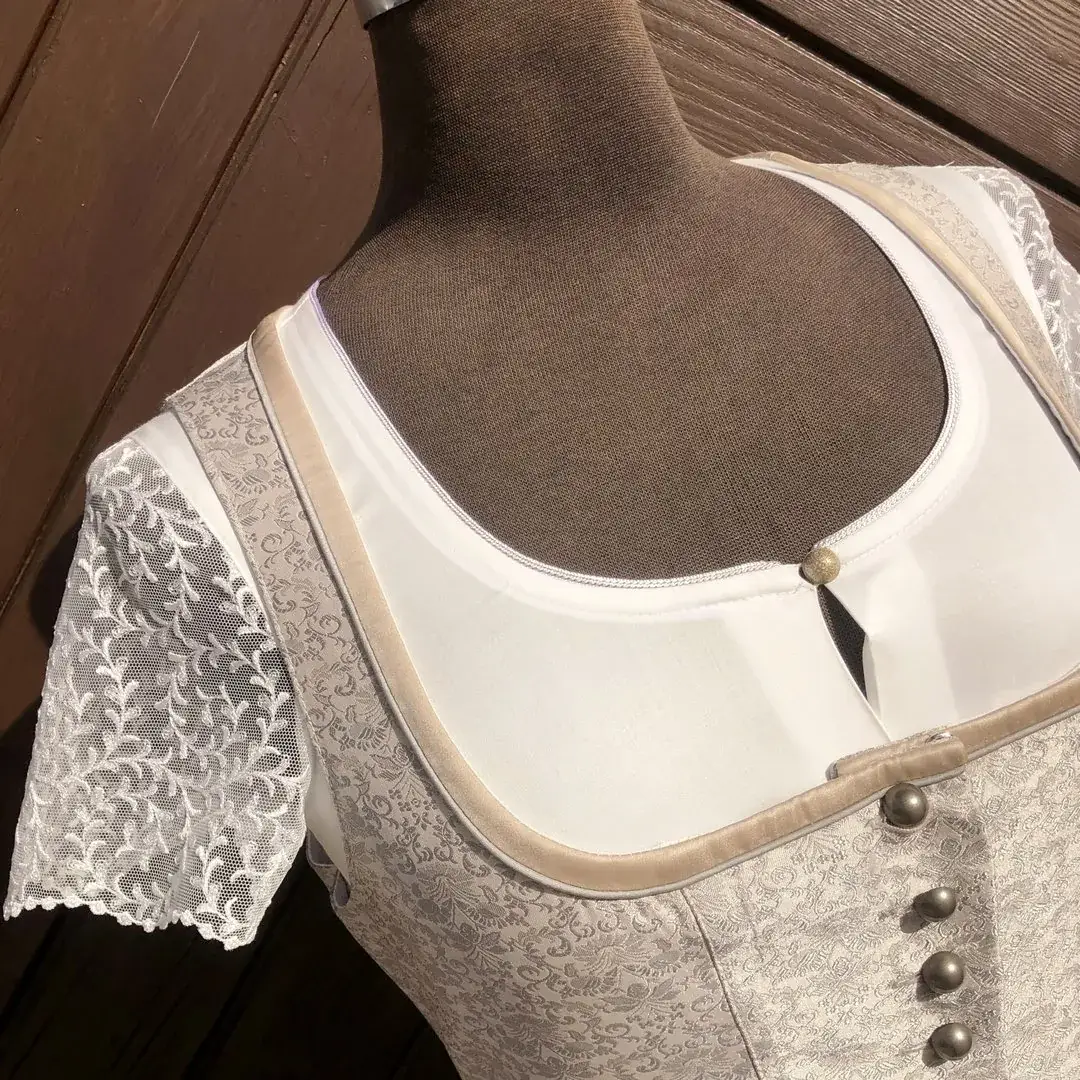 Waldorff Dirndlbluse creme mit kurzarm No. 2 – Bild 3 – Chiemgauer Heimatwerk Trachten-Onlineshop Waldorff Dirndlbluse creme mit kurzarm No. 2 - Bild 3 - Chiemgauer Heimatwerk Trachten-Onlineshop