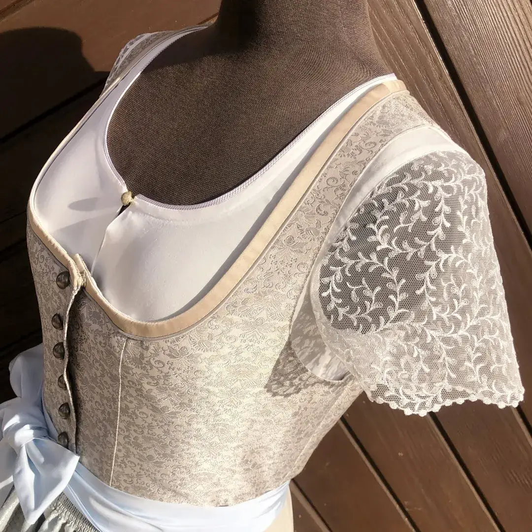 Waldorff Dirndlbluse creme mit kurzarm No. 2 – Bild 34 – Chiemgauer Heimatwerk Trachten-Onlineshop Waldorff Dirndlbluse creme mit kurzarm No. 2 - Bild 34 - Chiemgauer Heimatwerk Trachten-Onlineshop