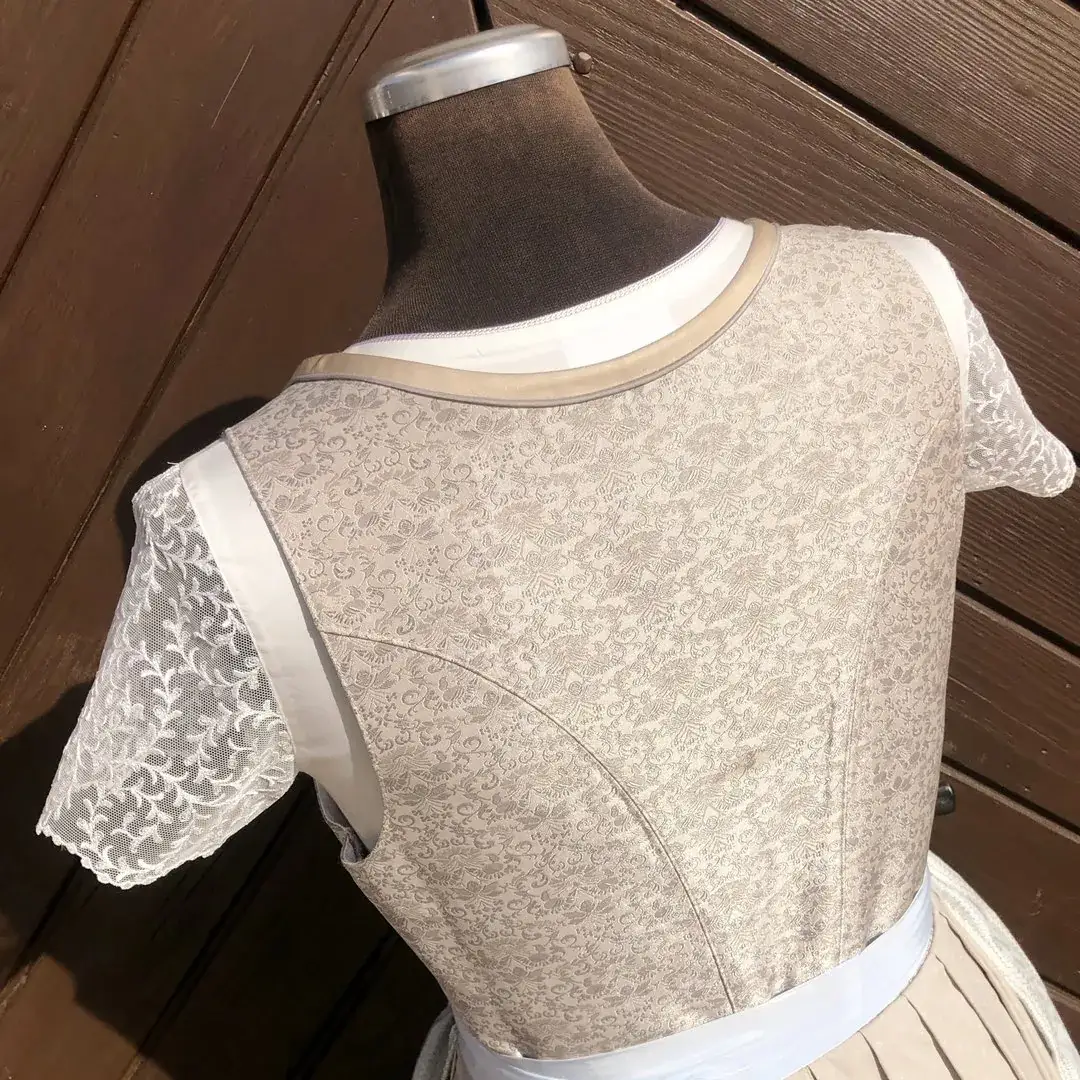 Waldorff Dirndlbluse creme mit kurzarm No. 2 – Bild 37 – Chiemgauer Heimatwerk Trachten-Onlineshop Waldorff Dirndlbluse creme mit kurzarm No. 2 - Bild 37 - Chiemgauer Heimatwerk Trachten-Onlineshop