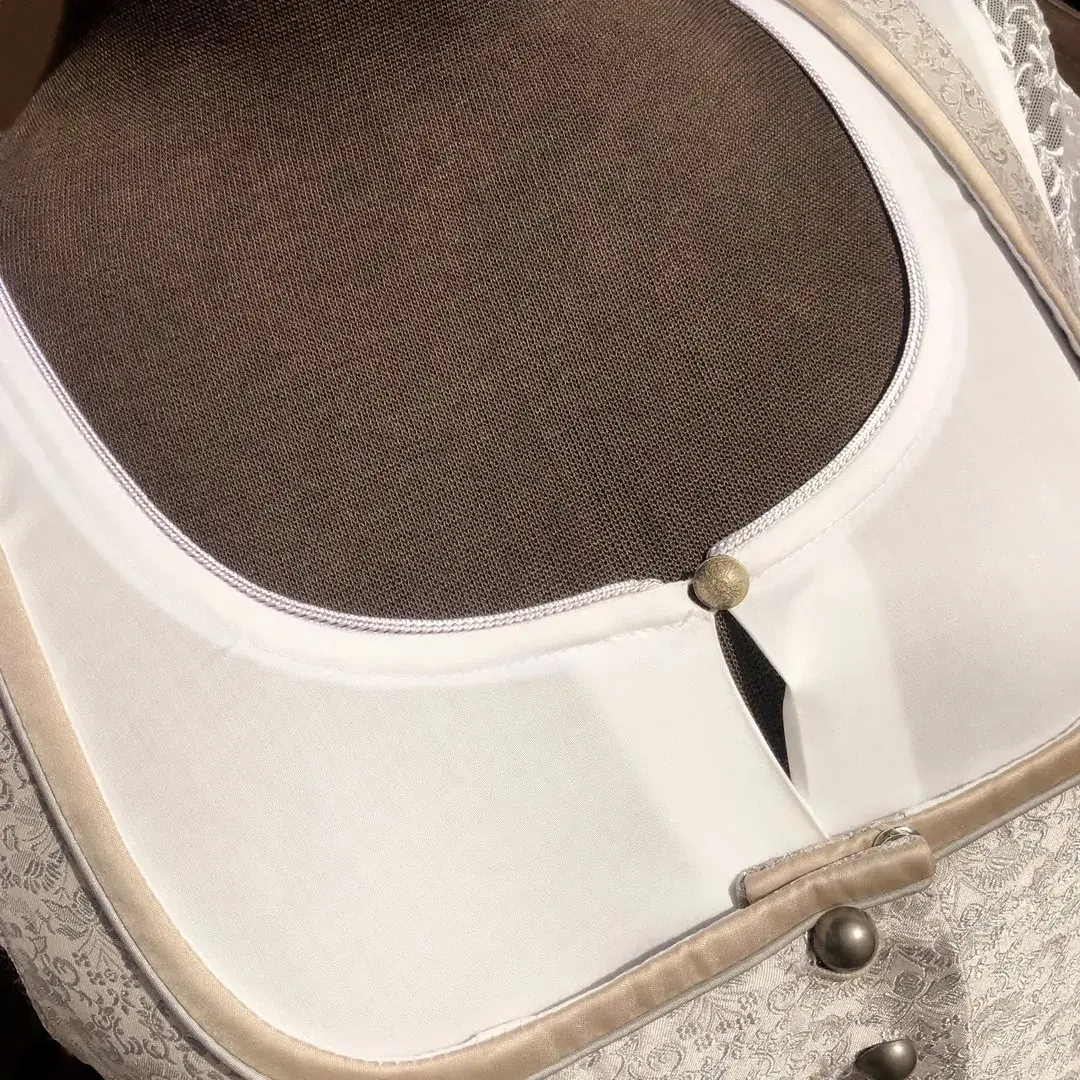 Waldorff Dirndlbluse creme mit kurzarm No. 2 – Bild 6 – Chiemgauer Heimatwerk Trachten-Onlineshop Waldorff Dirndlbluse creme mit kurzarm No. 2 - Bild 6 - Chiemgauer Heimatwerk Trachten-Onlineshop