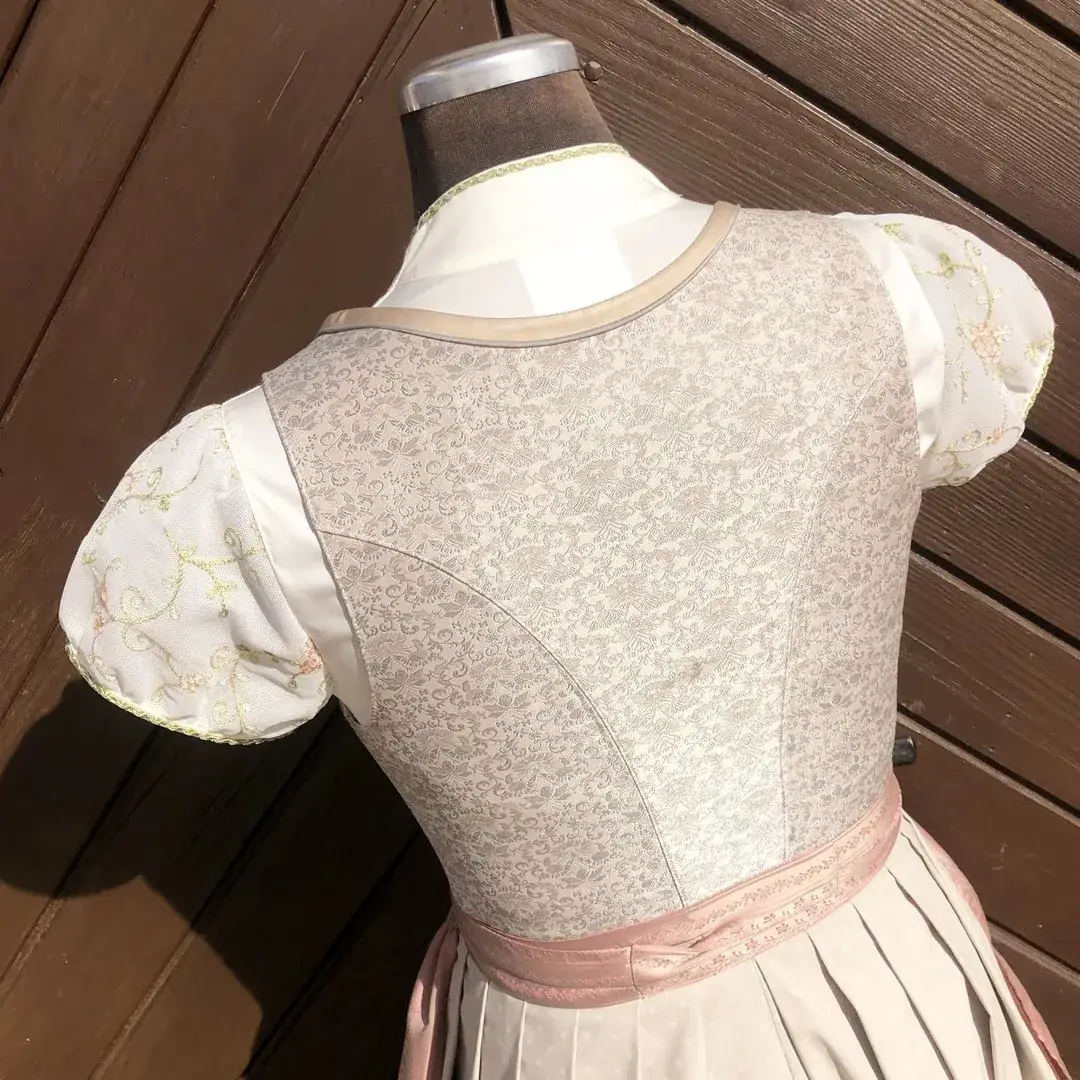 Waldorff Dirndlbluse creme mit Schneewittchenkragen No. 2 – Bild 15 – Chiemgauer Heimatwerk Trachten-Onlineshop Waldorff Dirndlbluse creme mit Schneewittchenkragen No. 2 - Bild 15 - Chiemgauer Heimatwerk Trachten-Onlineshop