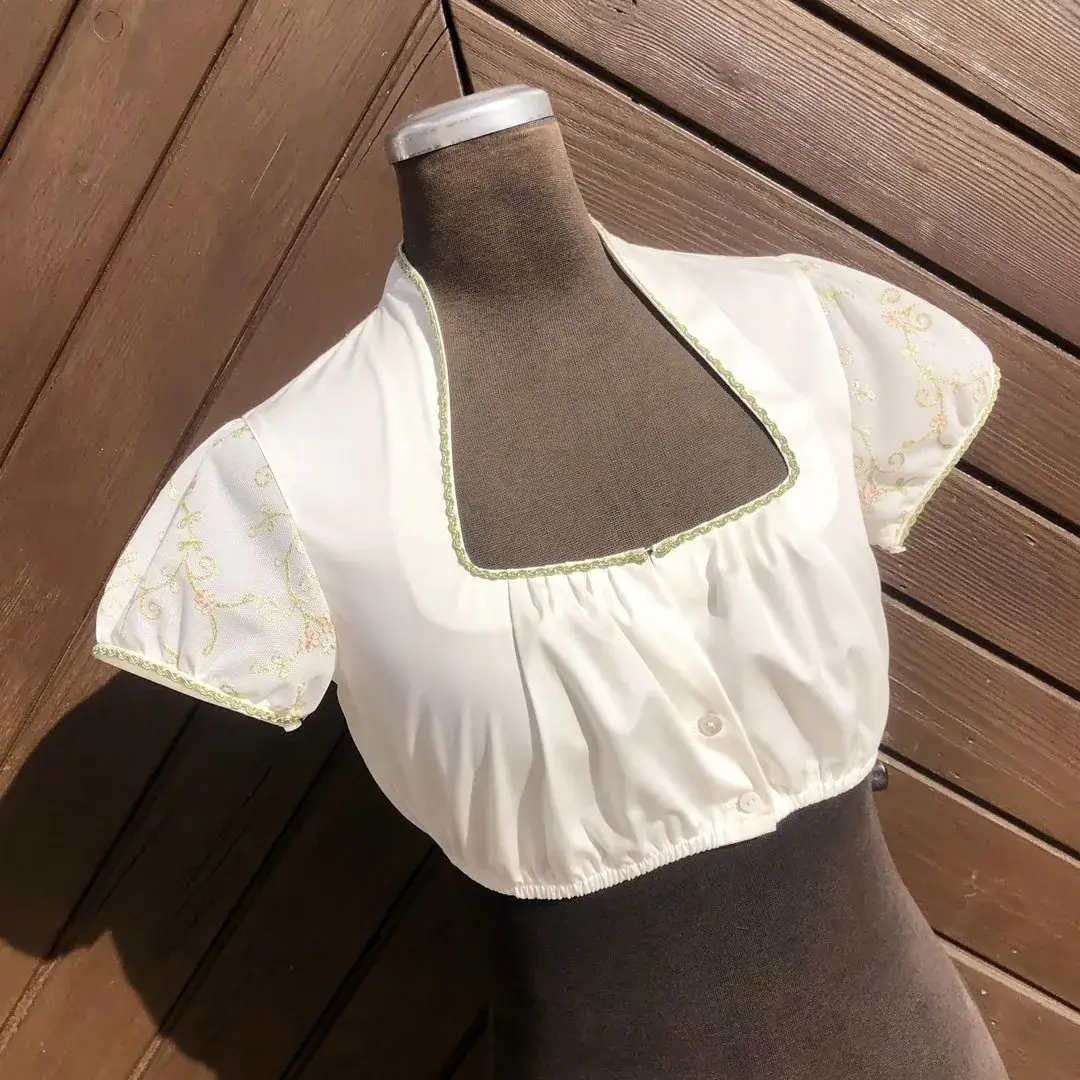 Waldorff Dirndlbluse creme mit Schneewittchenkragen No. 2 – Bild 2 – Chiemgauer Heimatwerk Trachten-Onlineshop Waldorff Dirndlbluse creme mit Schneewittchenkragen No. 2 - Bild 2 - Chiemgauer Heimatwerk Trachten-Onlineshop