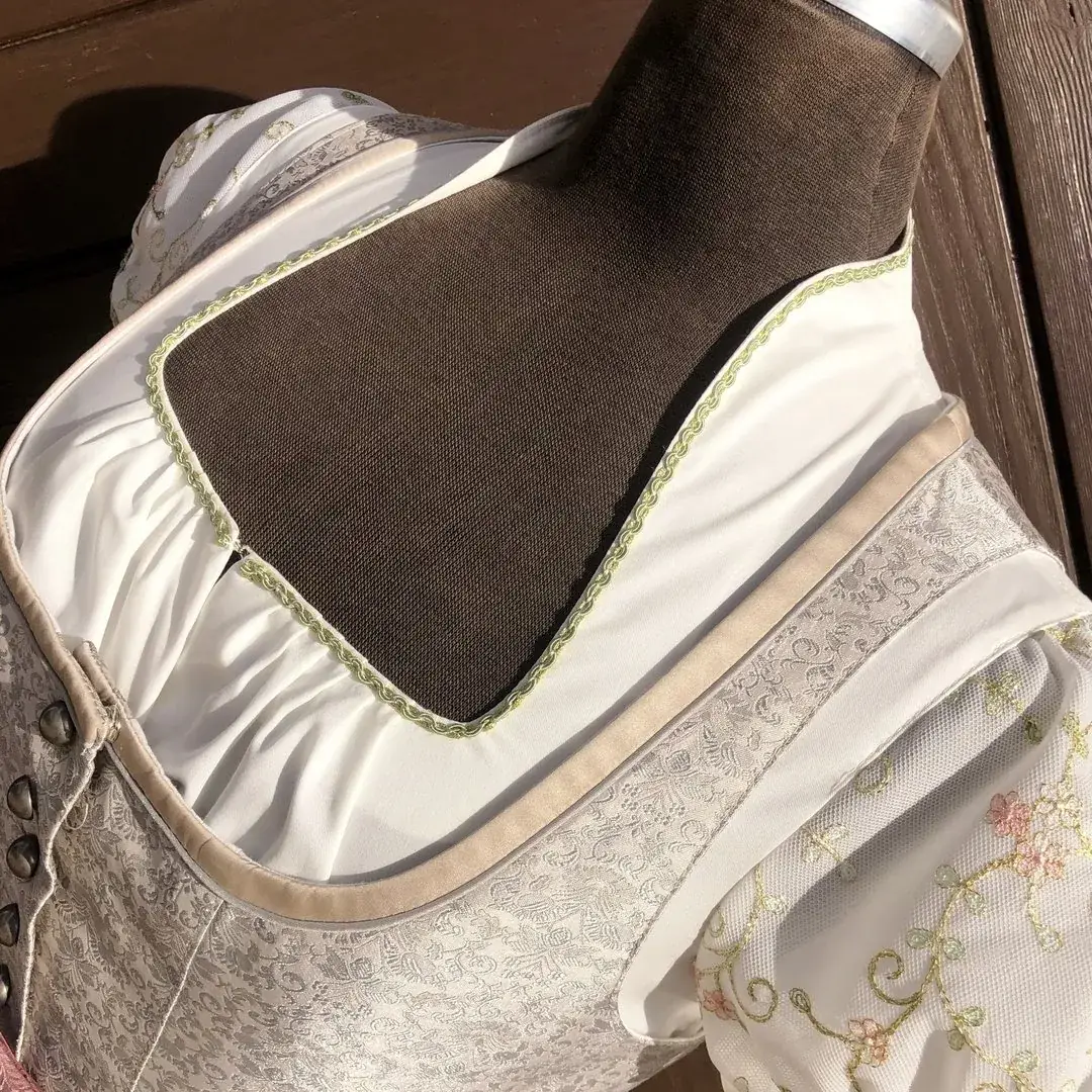 Waldorff Dirndlbluse creme mit Schneewittchenkragen No. 2 – Bild 26 – Chiemgauer Heimatwerk Trachten-Onlineshop Waldorff Dirndlbluse creme mit Schneewittchenkragen No. 2 - Bild 26 - Chiemgauer Heimatwerk Trachten-Onlineshop