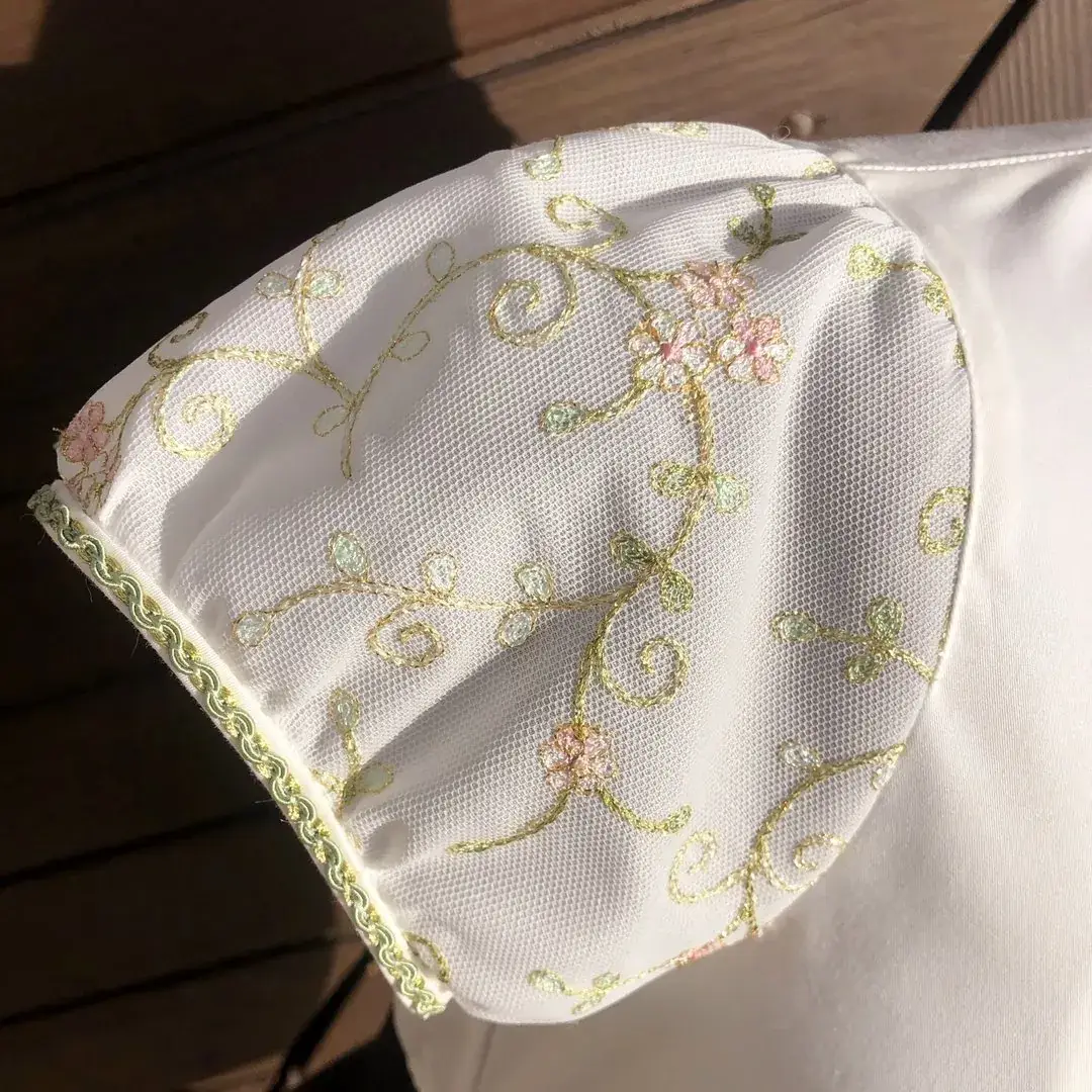 Waldorff Dirndlbluse creme mit Schneewittchenkragen No. 2 – Bild 4 – Chiemgauer Heimatwerk Trachten-Onlineshop Waldorff Dirndlbluse creme mit Schneewittchenkragen No. 2 - Bild 4 - Chiemgauer Heimatwerk Trachten-Onlineshop