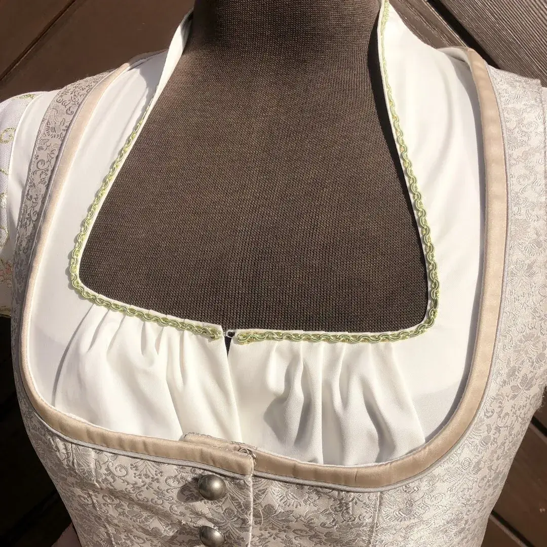 Waldorff Dirndlbluse creme mit Schneewittchenkragen No. 2 – Bild 53 – Chiemgauer Heimatwerk Trachten-Onlineshop Waldorff Dirndlbluse creme mit Schneewittchenkragen No. 2 - Bild 53 - Chiemgauer Heimatwerk Trachten-Onlineshop