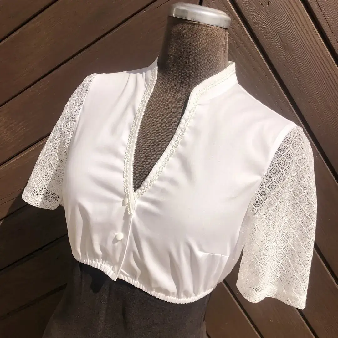Waldorff Dirndlbluse creme mit Schneewittchenkragen No. 3 – Bild 24 – Chiemgauer Heimatwerk Trachten-Onlineshop Waldorff Dirndlbluse creme mit Schneewittchenkragen No. 3 - Bild 24 - Chiemgauer Heimatwerk Trachten-Onlineshop
