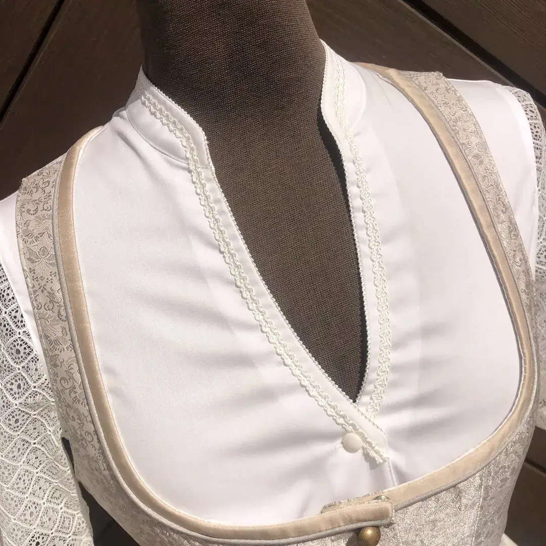 Waldorff Dirndlbluse creme mit Schneewittchenkragen No. 3 – Bild 25 – Chiemgauer Heimatwerk Trachten-Onlineshop Waldorff Dirndlbluse creme mit Schneewittchenkragen No. 3 - Bild 25 - Chiemgauer Heimatwerk Trachten-Onlineshop