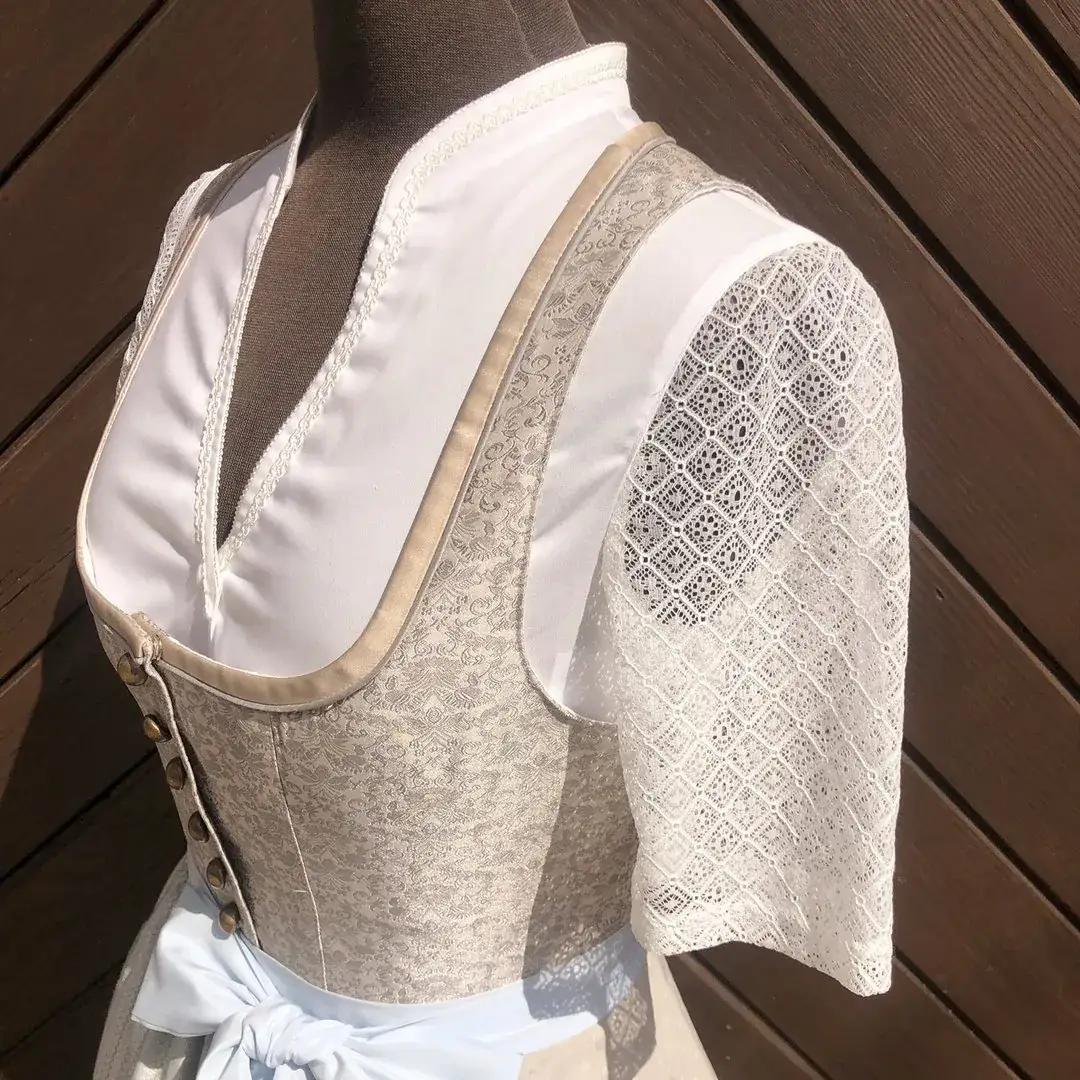 Waldorff Dirndlbluse creme mit Schneewittchenkragen No. 3 – Bild 27 – Chiemgauer Heimatwerk Trachten-Onlineshop Waldorff Dirndlbluse creme mit Schneewittchenkragen No. 3 - Bild 27 - Chiemgauer Heimatwerk Trachten-Onlineshop