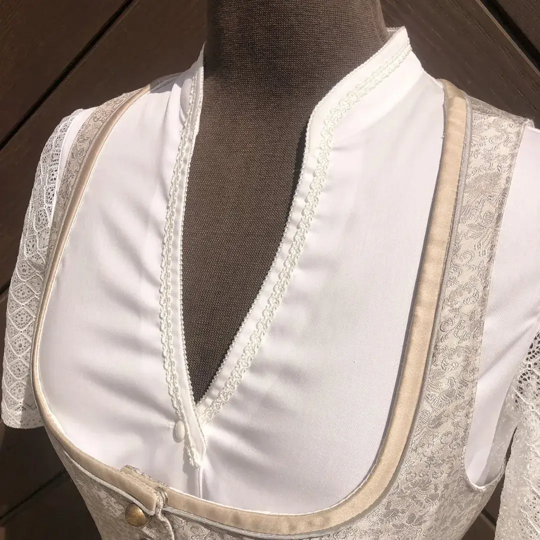Waldorff Dirndlbluse creme mit Schneewittchenkragen No. 3 – Bild 28 – Chiemgauer Heimatwerk Trachten-Onlineshop Waldorff Dirndlbluse creme mit Schneewittchenkragen No. 3 - Bild 28 - Chiemgauer Heimatwerk Trachten-Onlineshop
