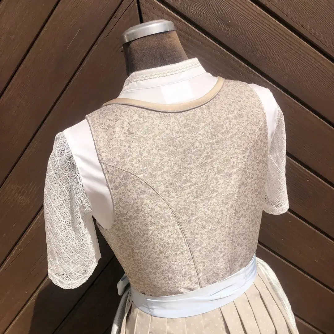 Waldorff Dirndlbluse creme mit Schneewittchenkragen No. 3 – Bild 33 – Chiemgauer Heimatwerk Trachten-Onlineshop Waldorff Dirndlbluse creme mit Schneewittchenkragen No. 3 - Bild 33 - Chiemgauer Heimatwerk Trachten-Onlineshop