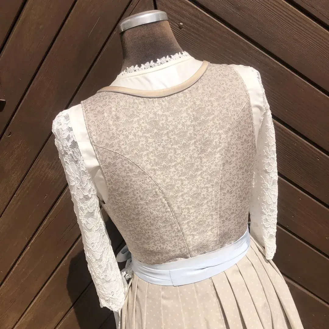 Waldorff Dirndlbluse creme mit Spitzenärmeln No. 1 – Bild 55 – Chiemgauer Heimatwerk Trachten-Onlineshop Waldorff Dirndlbluse creme mit Spitzenärmeln No. 1 - Bild 55 - Chiemgauer Heimatwerk Trachten-Onlineshop