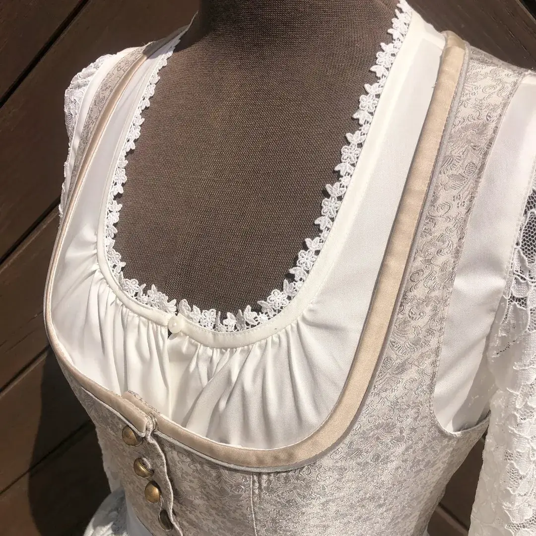 Waldorff Dirndlbluse creme mit Spitzenärmeln No. 1 – Bild 6 – Chiemgauer Heimatwerk Trachten-Onlineshop Waldorff Dirndlbluse creme mit Spitzenärmeln No. 1 - Bild 6 - Chiemgauer Heimatwerk Trachten-Onlineshop