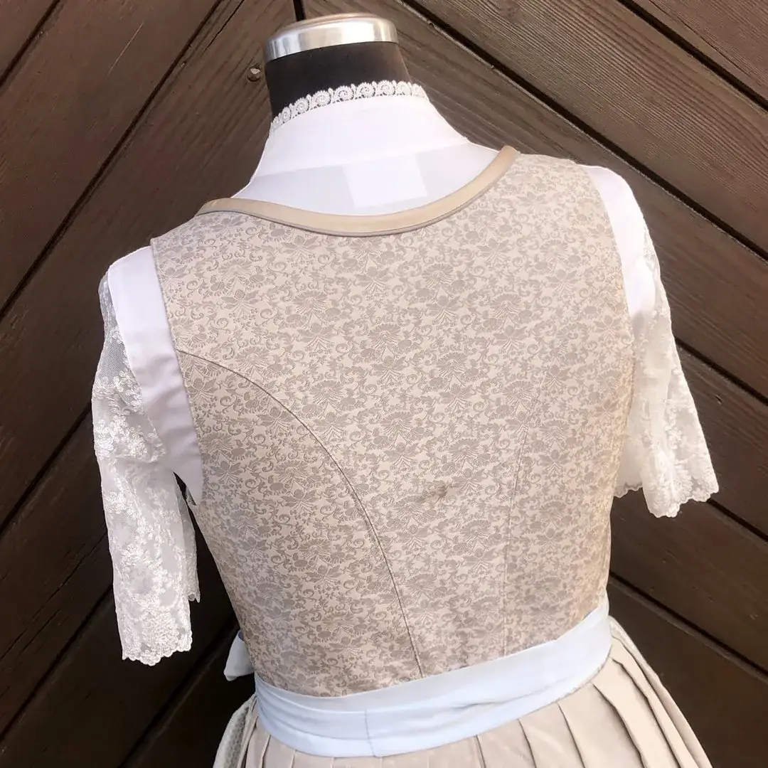 Waldorff Dirndlbluse creme mit Spitzenärmeln No. 2 – Bild 14 – Chiemgauer Heimatwerk Trachten-Onlineshop Waldorff Dirndlbluse creme mit Spitzenärmeln No. 2 - Bild 14 - Chiemgauer Heimatwerk Trachten-Onlineshop