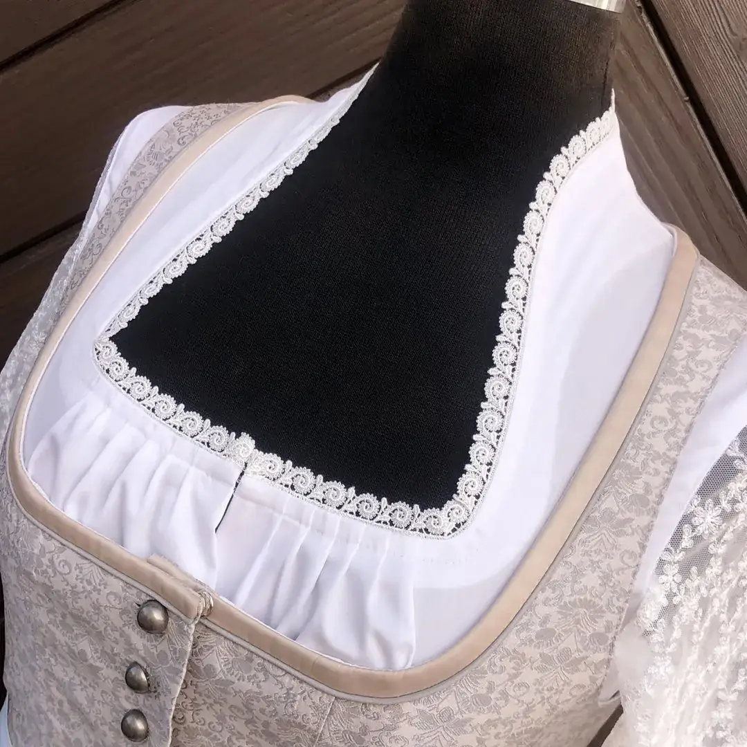 Waldorff Dirndlbluse creme mit Spitzenärmeln No. 2 – Bild 20 – Chiemgauer Heimatwerk Trachten-Onlineshop Waldorff Dirndlbluse creme mit Spitzenärmeln No. 2 - Bild 20 - Chiemgauer Heimatwerk Trachten-Onlineshop