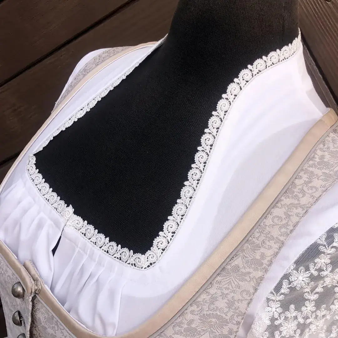 Waldorff Dirndlbluse creme mit Spitzenärmeln No. 2 – Bild 48 – Chiemgauer Heimatwerk Trachten-Onlineshop Waldorff Dirndlbluse creme mit Spitzenärmeln No. 2 - Bild 48 - Chiemgauer Heimatwerk Trachten-Onlineshop