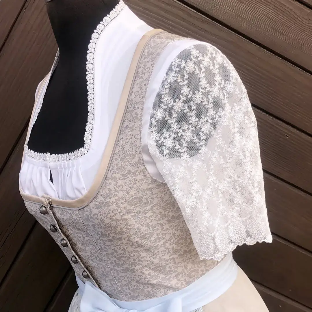 Waldorff Dirndlbluse creme mit Spitzenärmeln No. 2 – Bild 6 – Chiemgauer Heimatwerk Trachten-Onlineshop Waldorff Dirndlbluse creme mit Spitzenärmeln No. 2 - Bild 6 - Chiemgauer Heimatwerk Trachten-Onlineshop