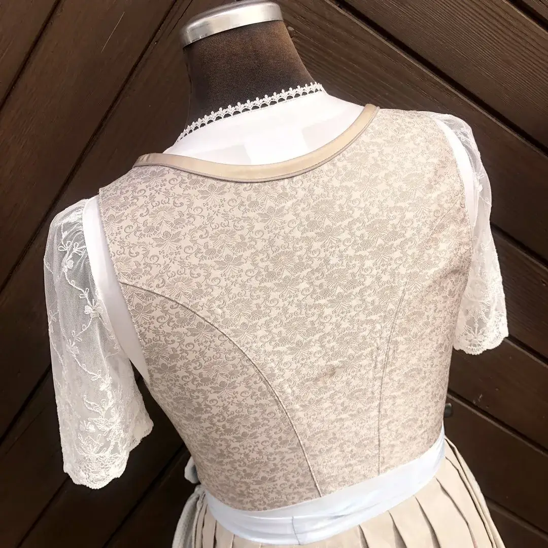 Waldorff Dirndlbluse creme mit V-Ausschnitt No. 1 – Bild 19 – Chiemgauer Heimatwerk Trachten-Onlineshop Waldorff Dirndlbluse creme mit V-Ausschnitt No. 1 - Bild 19 - Chiemgauer Heimatwerk Trachten-Onlineshop