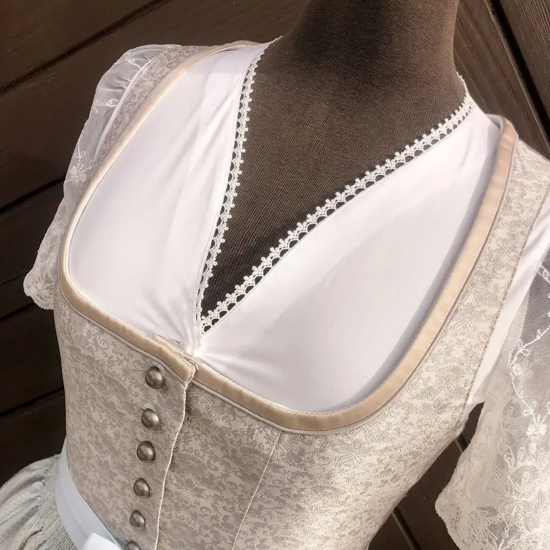 Waldorff Dirndlbluse creme mit V-Ausschnitt No. 1 – Bild 23 – Chiemgauer Heimatwerk Trachten-Onlineshop Waldorff Dirndlbluse creme mit V-Ausschnitt No. 1 - Bild 23 - Chiemgauer Heimatwerk Trachten-Onlineshop