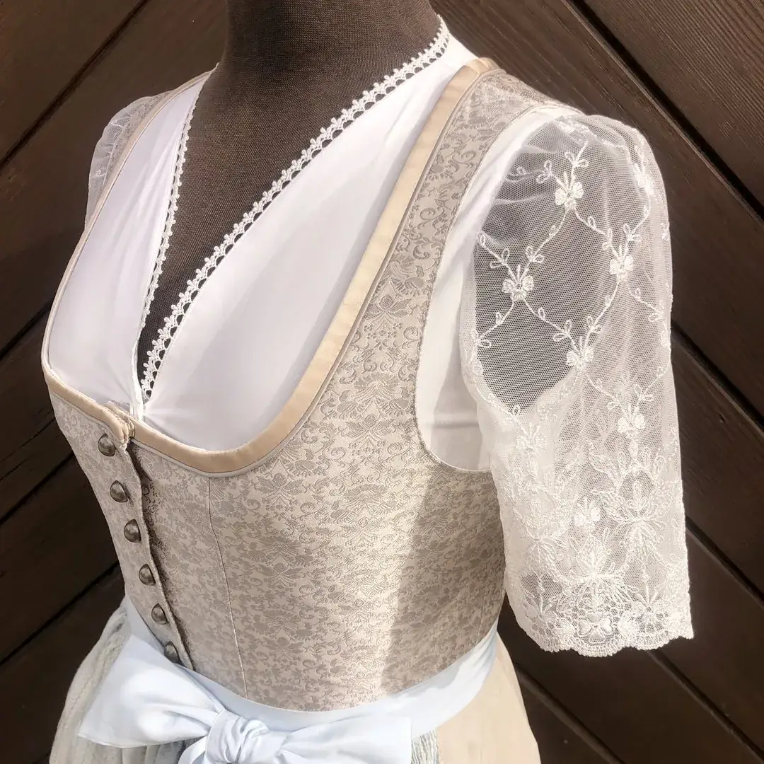 Waldorff Dirndlbluse creme mit V-Ausschnitt No. 1 – Bild 3 – Chiemgauer Heimatwerk Trachten-Onlineshop Waldorff Dirndlbluse creme mit V-Ausschnitt No. 1 - Bild 3 - Chiemgauer Heimatwerk Trachten-Onlineshop