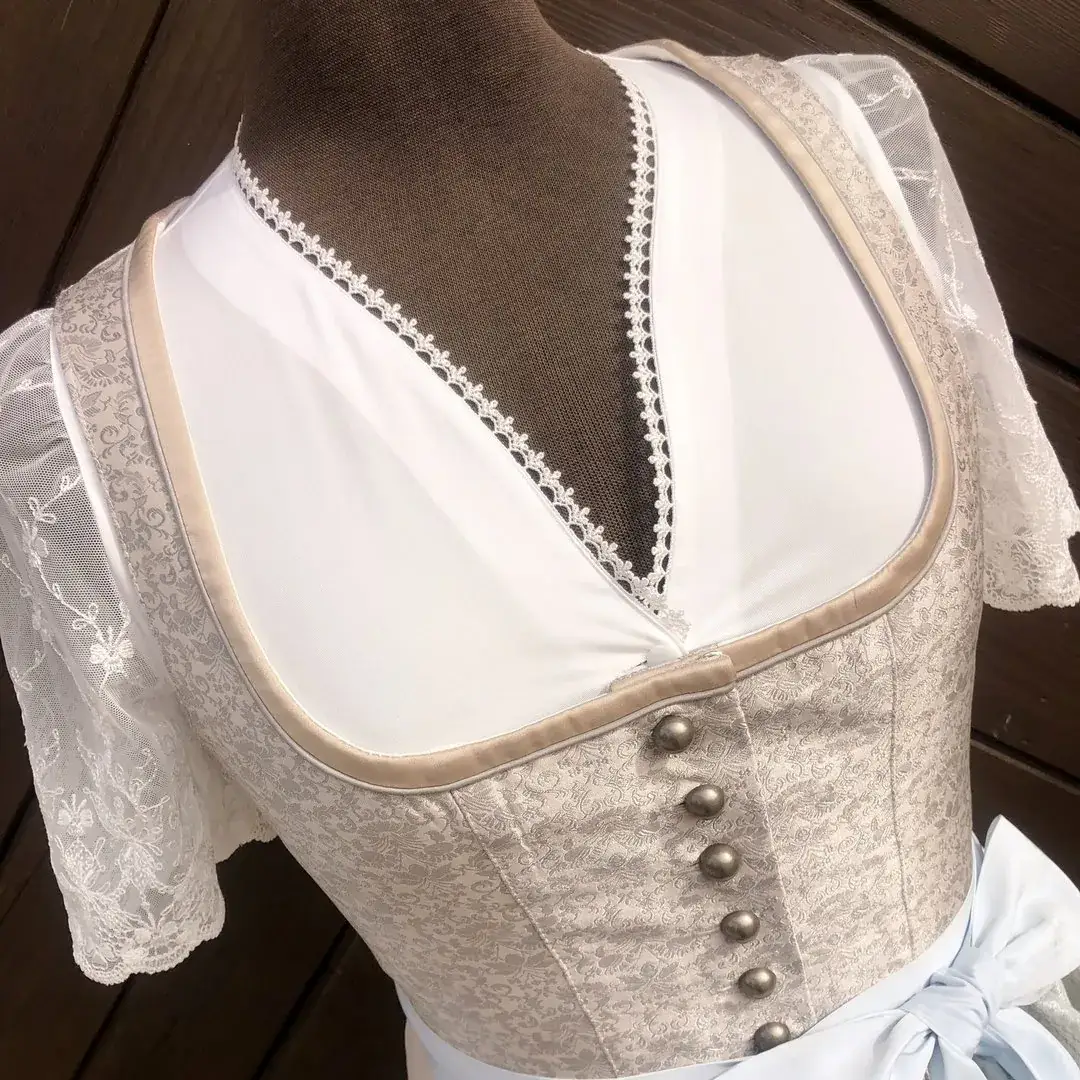 Waldorff Dirndlbluse creme mit V-Ausschnitt No. 1 – Bild 55 – Chiemgauer Heimatwerk Trachten-Onlineshop Waldorff Dirndlbluse creme mit V-Ausschnitt No. 1 - Bild 55 - Chiemgauer Heimatwerk Trachten-Onlineshop