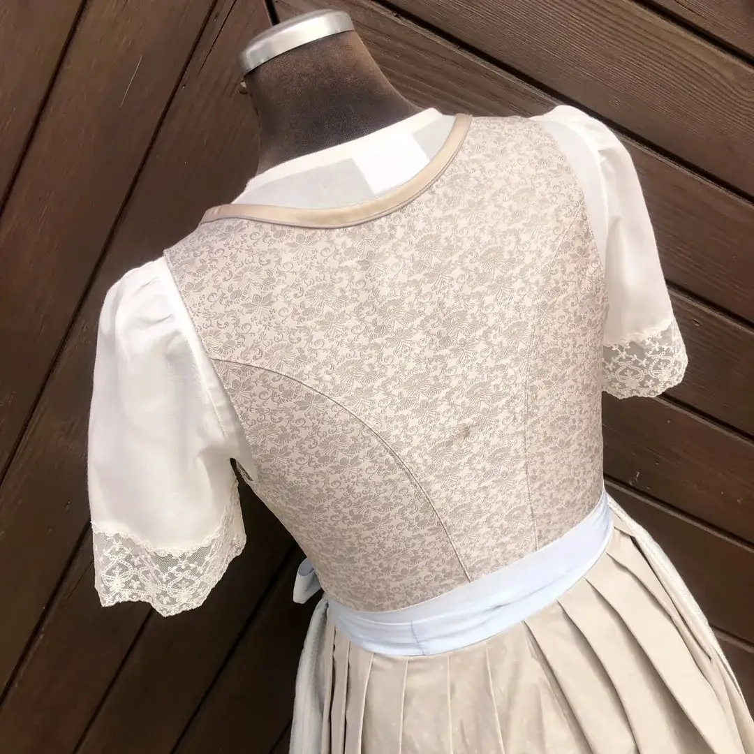 Waldorff Dirndlbluse creme mit V-Ausschnitt No. 3 – Bild 13 – Chiemgauer Heimatwerk Trachten-Onlineshop Waldorff Dirndlbluse creme mit V-Ausschnitt No. 3 - Bild 13 - Chiemgauer Heimatwerk Trachten-Onlineshop