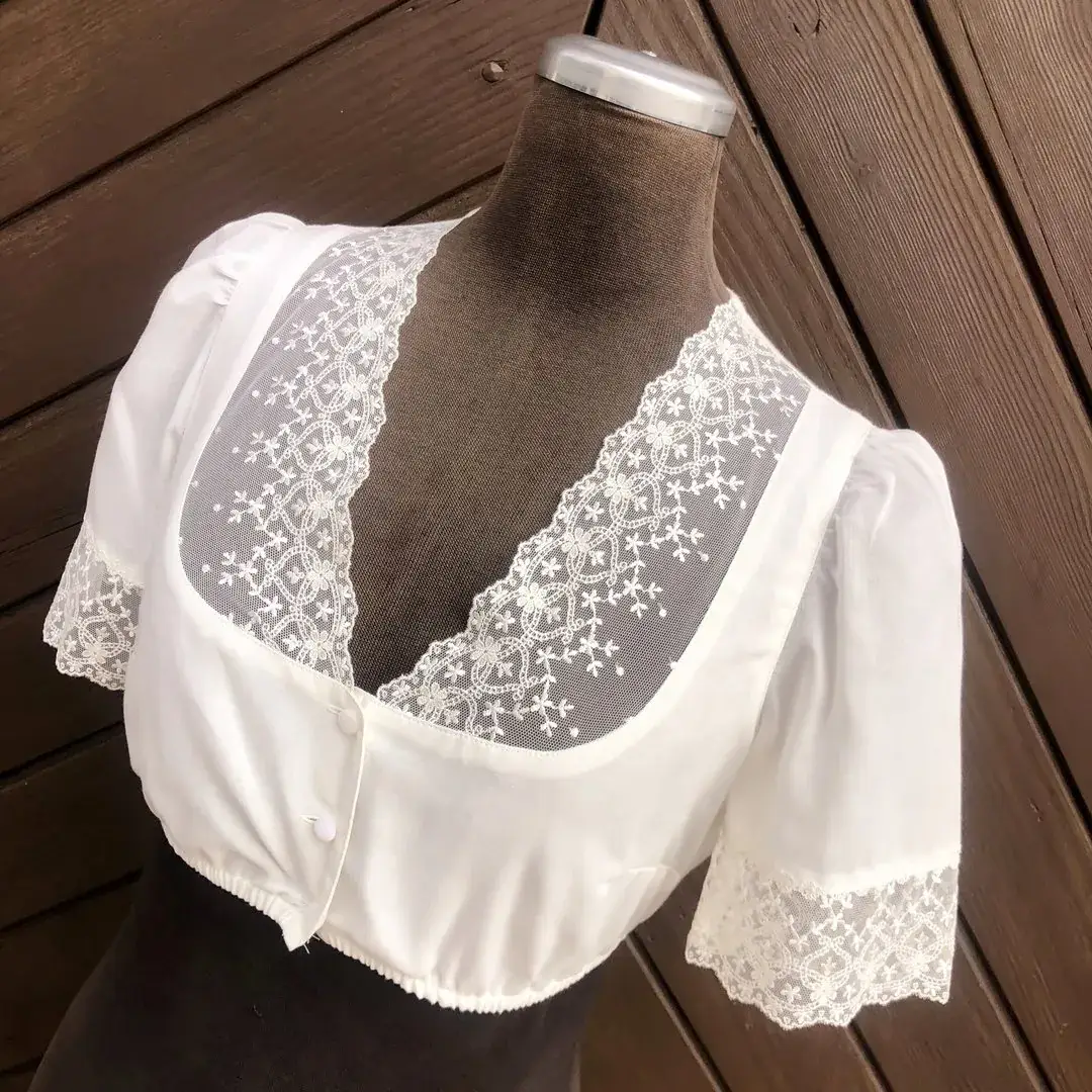 Waldorff Dirndlbluse creme mit V-Ausschnitt No. 3 – Bild 16 – Chiemgauer Heimatwerk Trachten-Onlineshop Waldorff Dirndlbluse creme mit V-Ausschnitt No. 3 - Bild 16 - Chiemgauer Heimatwerk Trachten-Onlineshop