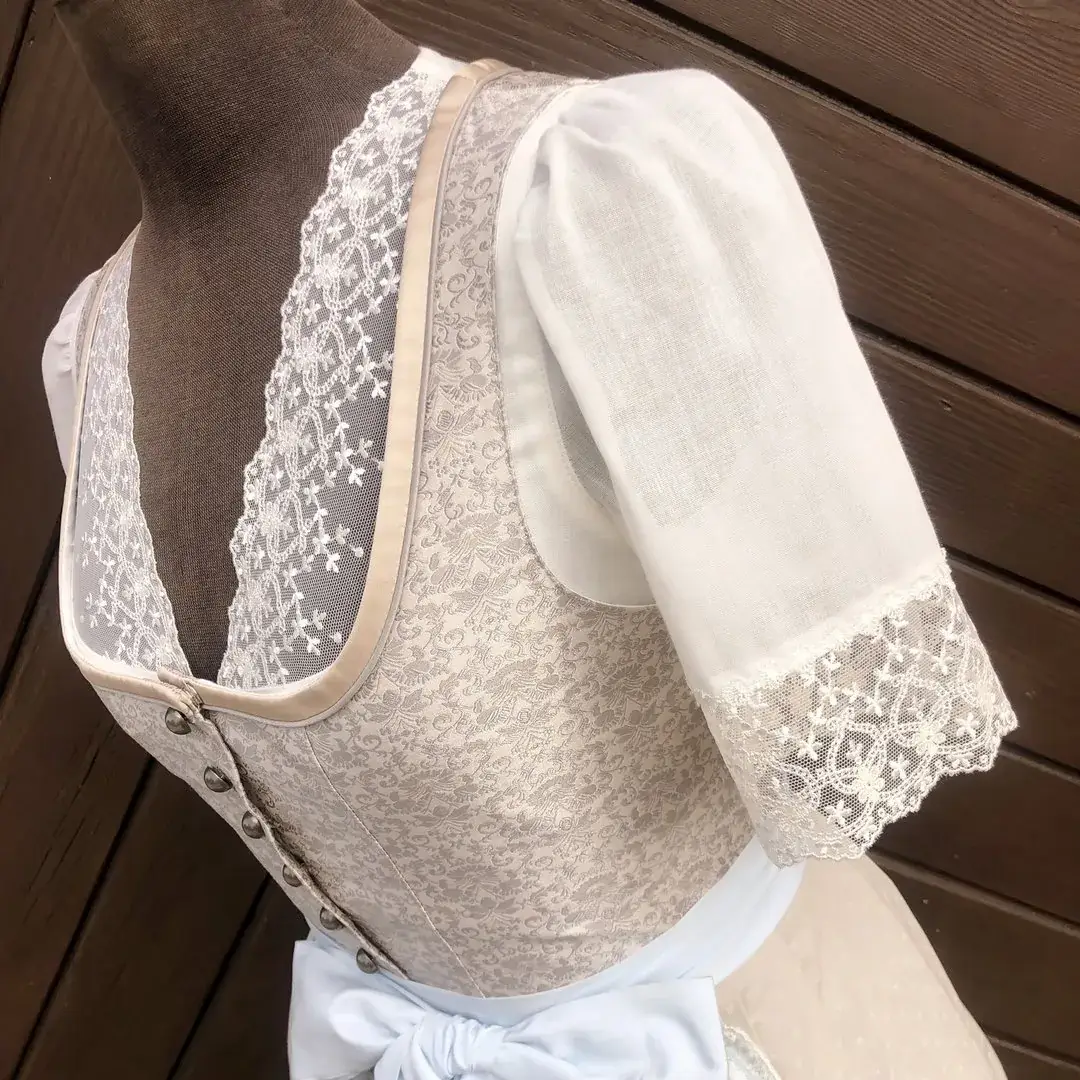 Waldorff Dirndlbluse creme mit V-Ausschnitt No. 3 – Bild 5 – Chiemgauer Heimatwerk Trachten-Onlineshop Waldorff Dirndlbluse creme mit V-Ausschnitt No. 3 - Bild 5 - Chiemgauer Heimatwerk Trachten-Onlineshop