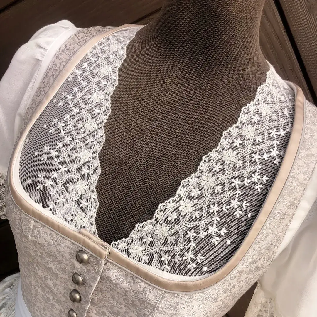 Waldorff Dirndlbluse creme mit V-Ausschnitt No. 3 – Bild 9 – Chiemgauer Heimatwerk Trachten-Onlineshop Waldorff Dirndlbluse creme mit V-Ausschnitt No. 3 - Bild 9 - Chiemgauer Heimatwerk Trachten-Onlineshop