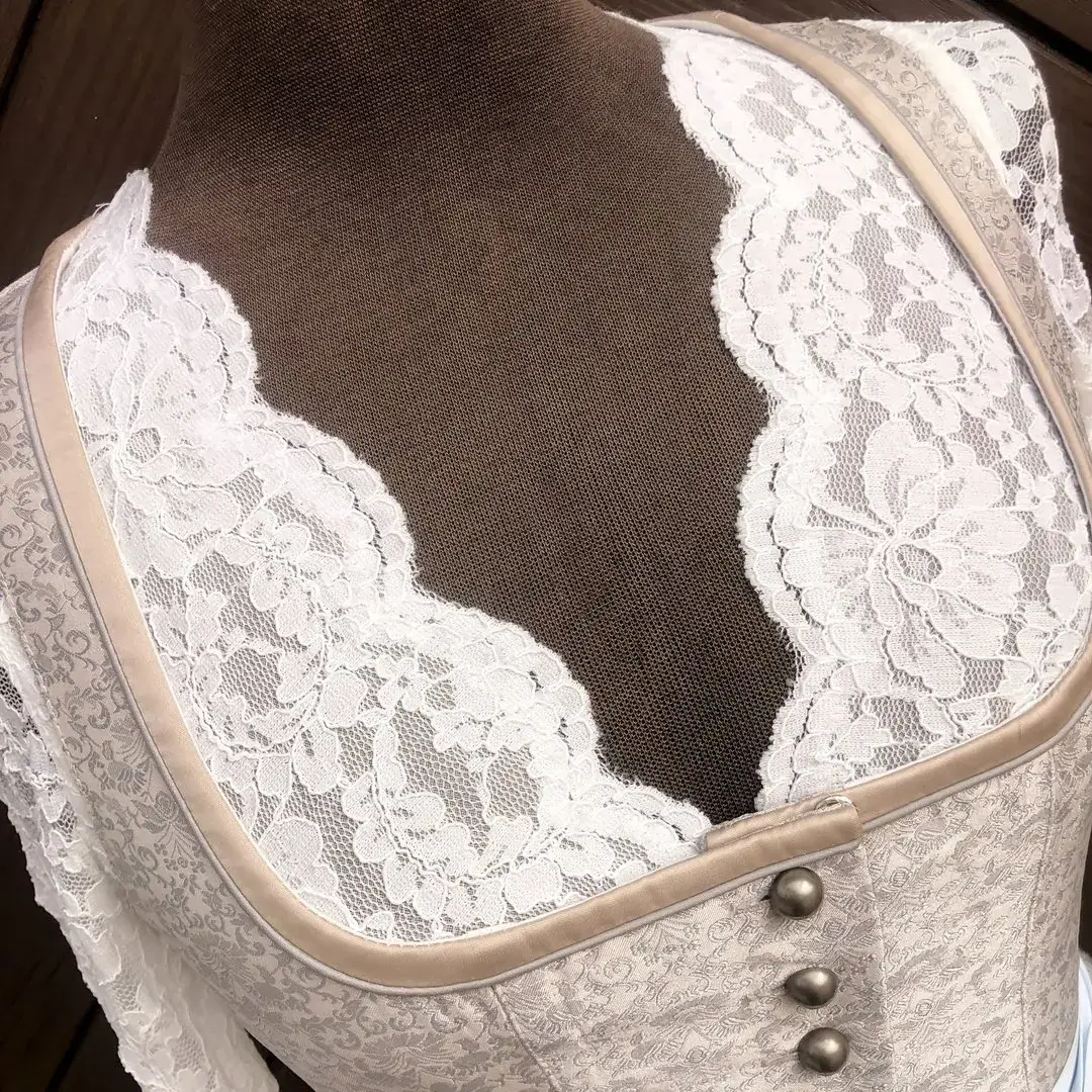 Waldorff Dirndlbluse creme mit V-Ausschnitt No. 6 – Bild 14 – Chiemgauer Heimatwerk Trachten-Onlineshop Waldorff Dirndlbluse creme mit V-Ausschnitt No. 6 - Bild 14 - Chiemgauer Heimatwerk Trachten-Onlineshop