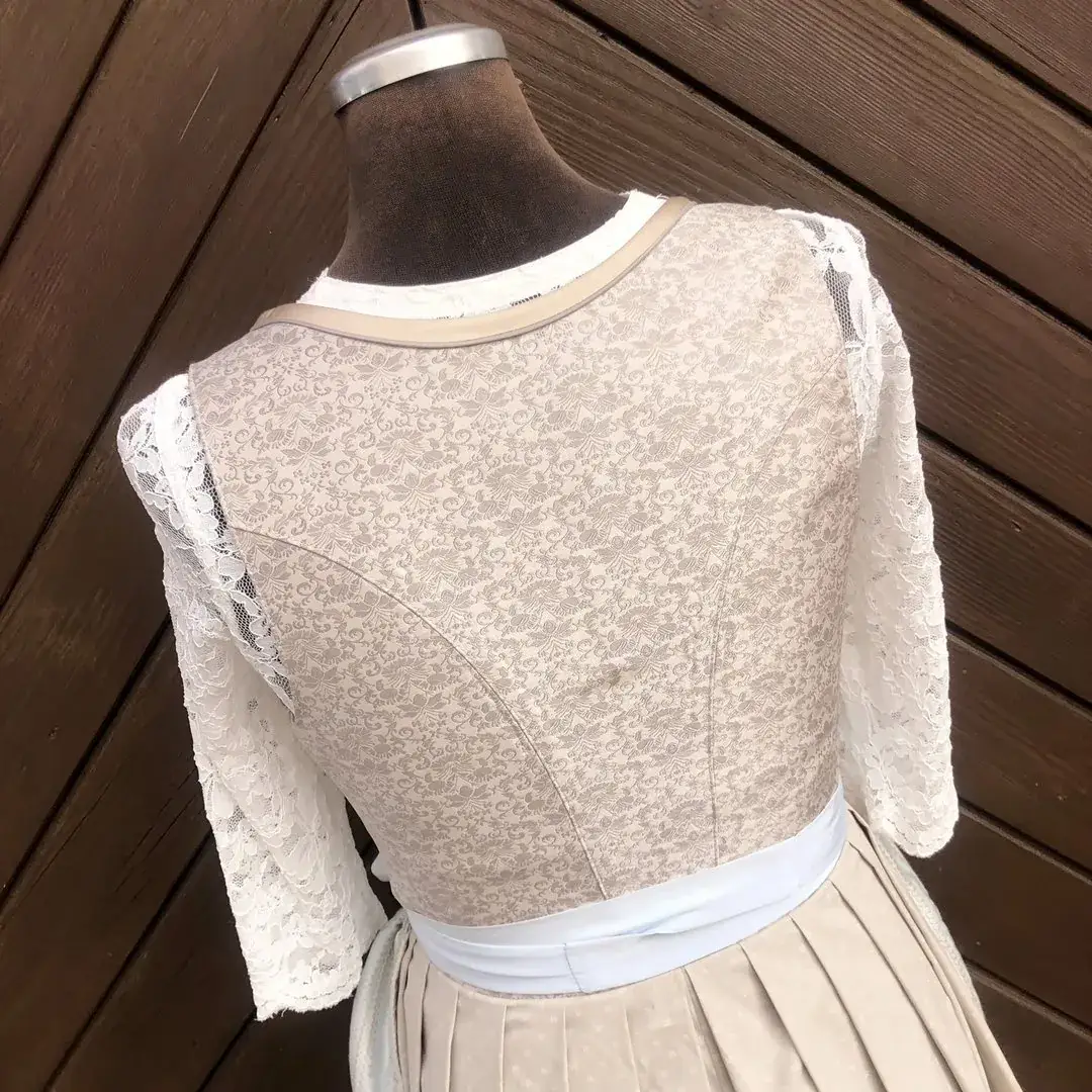 Waldorff Dirndlbluse creme mit V-Ausschnitt No. 6 – Bild 38 – Chiemgauer Heimatwerk Trachten-Onlineshop Waldorff Dirndlbluse creme mit V-Ausschnitt No. 6 - Bild 38 - Chiemgauer Heimatwerk Trachten-Onlineshop