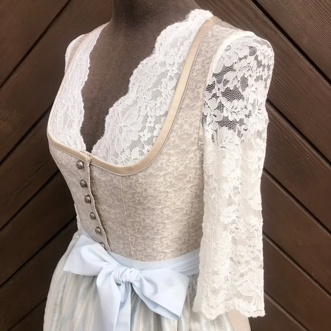 Waldorff Dirndlbluse creme mit V-Ausschnitt No. 6 – Bild 4 – Chiemgauer Heimatwerk Trachten-Onlineshop Waldorff Dirndlbluse creme mit V-Ausschnitt No. 6 - Bild 4 - Chiemgauer Heimatwerk Trachten-Onlineshop