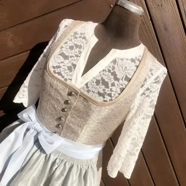 Waldorff Dirndlbluse creme mit V-Ausschnitt No. 7 – Bild 1 – Chiemgauer Heimatwerk Trachten-Onlineshop Waldorff Dirndlbluse creme mit V-Ausschnitt No. 7 - Bild 1 - Chiemgauer Heimatwerk Trachten-Onlineshop