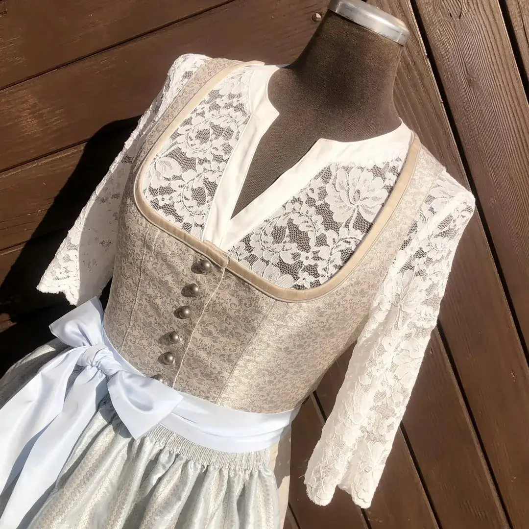 Waldorff Dirndlbluse creme mit V-Ausschnitt No. 7 – Bild 1 – Chiemgauer Heimatwerk Trachten-Onlineshop Waldorff Dirndlbluse creme mit V-Ausschnitt No. 7 - Bild 1 - Chiemgauer Heimatwerk Trachten-Onlineshop