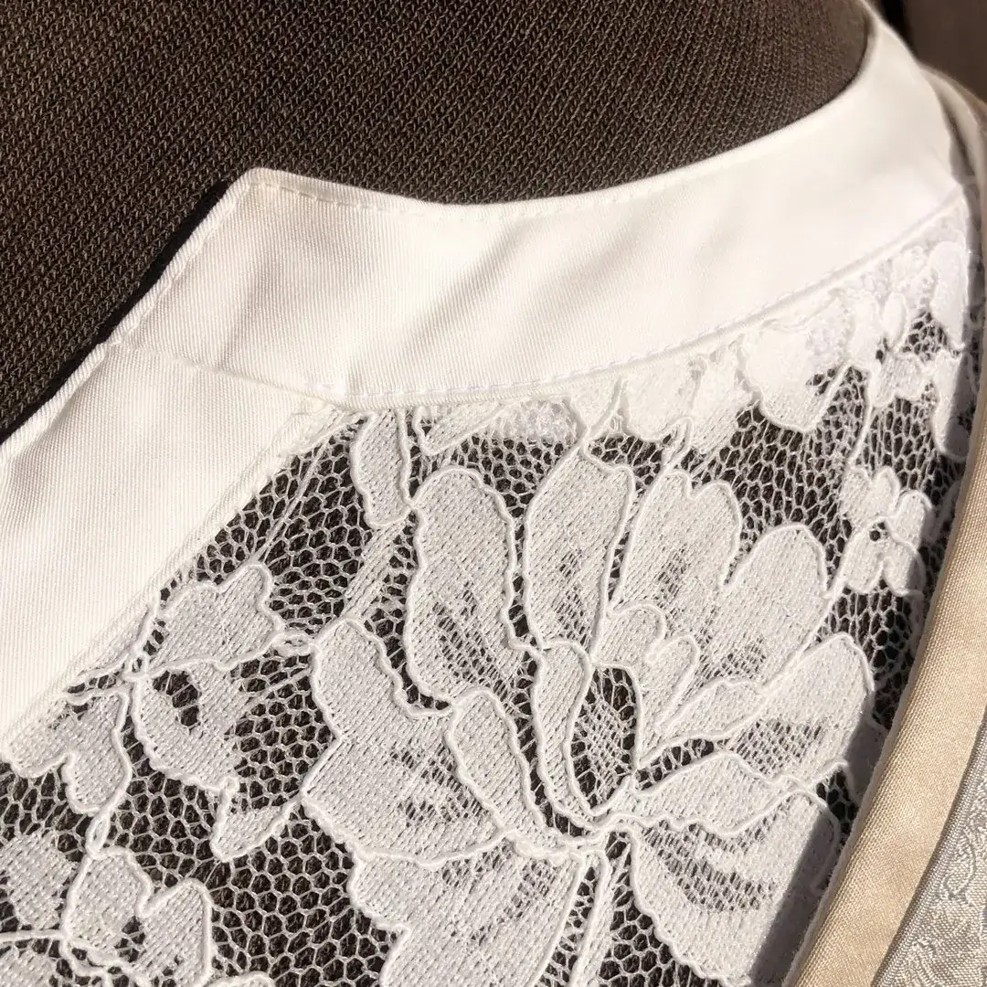 Waldorff Dirndlbluse creme mit V-Ausschnitt No. 7 – Bild 10 – Chiemgauer Heimatwerk Trachten-Onlineshop Waldorff Dirndlbluse creme mit V-Ausschnitt No. 7 - Bild 10 - Chiemgauer Heimatwerk Trachten-Onlineshop