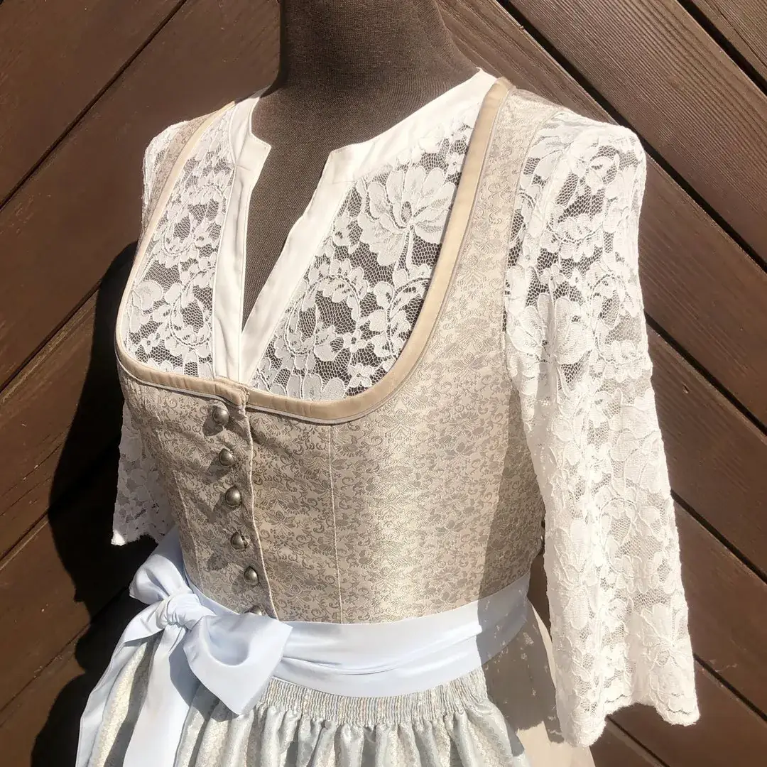 Waldorff Dirndlbluse creme mit V-Ausschnitt No. 7 – Bild 18 – Chiemgauer Heimatwerk Trachten-Onlineshop Waldorff Dirndlbluse creme mit V-Ausschnitt No. 7 - Bild 18 - Chiemgauer Heimatwerk Trachten-Onlineshop