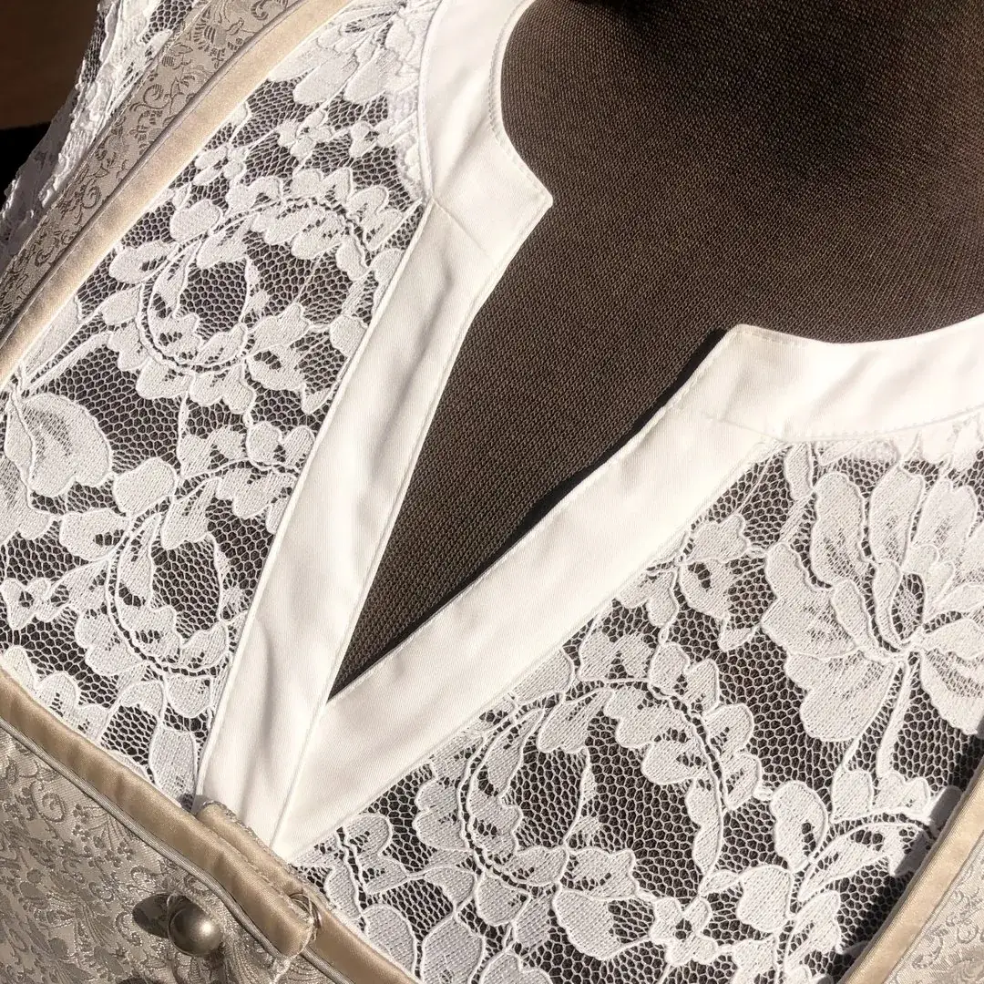 Waldorff Dirndlbluse creme mit V-Ausschnitt No. 7 – Bild 19 – Chiemgauer Heimatwerk Trachten-Onlineshop Waldorff Dirndlbluse creme mit V-Ausschnitt No. 7 - Bild 19 - Chiemgauer Heimatwerk Trachten-Onlineshop
