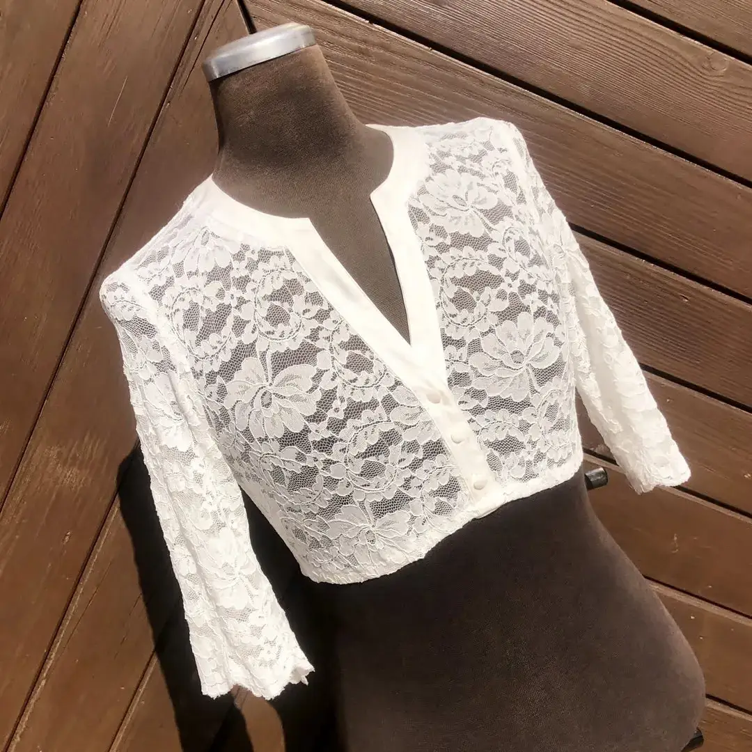 Waldorff Dirndlbluse creme mit V-Ausschnitt No. 7 – Bild 2 – Chiemgauer Heimatwerk Trachten-Onlineshop Waldorff Dirndlbluse creme mit V-Ausschnitt No. 7 - Bild 2 - Chiemgauer Heimatwerk Trachten-Onlineshop
