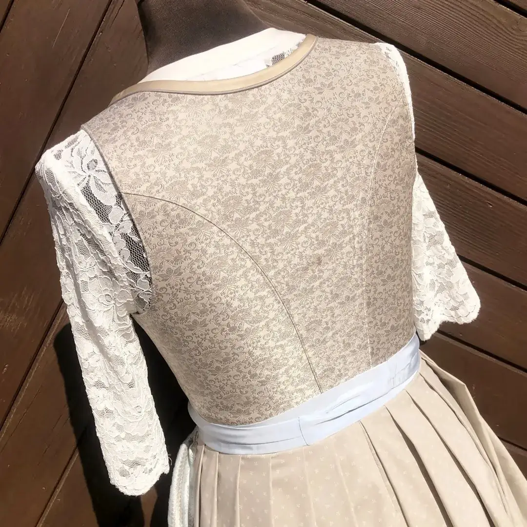 Waldorff Dirndlbluse creme mit V-Ausschnitt No. 7 – Bild 23 – Chiemgauer Heimatwerk Trachten-Onlineshop Waldorff Dirndlbluse creme mit V-Ausschnitt No. 7 - Bild 23 - Chiemgauer Heimatwerk Trachten-Onlineshop