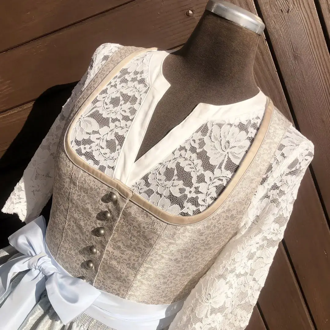 Waldorff Dirndlbluse creme mit V-Ausschnitt No. 7 – Bild 4 – Chiemgauer Heimatwerk Trachten-Onlineshop Waldorff Dirndlbluse creme mit V-Ausschnitt No. 7 - Bild 4 - Chiemgauer Heimatwerk Trachten-Onlineshop