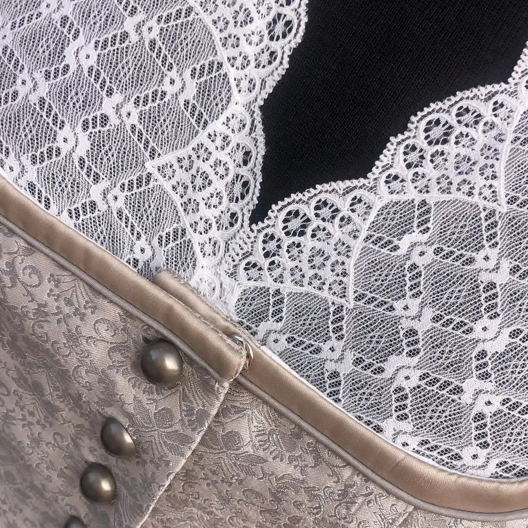 Waldorff Dirndlbluse creme mit V-Ausschnitt No. 8 – Bild 16 – Chiemgauer Heimatwerk Trachten-Onlineshop Waldorff Dirndlbluse creme mit V-Ausschnitt No. 8 - Bild 16 - Chiemgauer Heimatwerk Trachten-Onlineshop