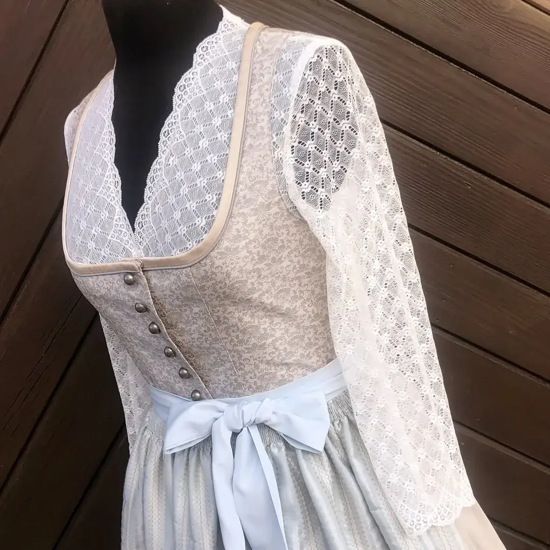 Waldorff Dirndlbluse creme mit V-Ausschnitt No. 8 – Bild 21 – Chiemgauer Heimatwerk Trachten-Onlineshop Waldorff Dirndlbluse creme mit V-Ausschnitt No. 8 - Bild 21 - Chiemgauer Heimatwerk Trachten-Onlineshop