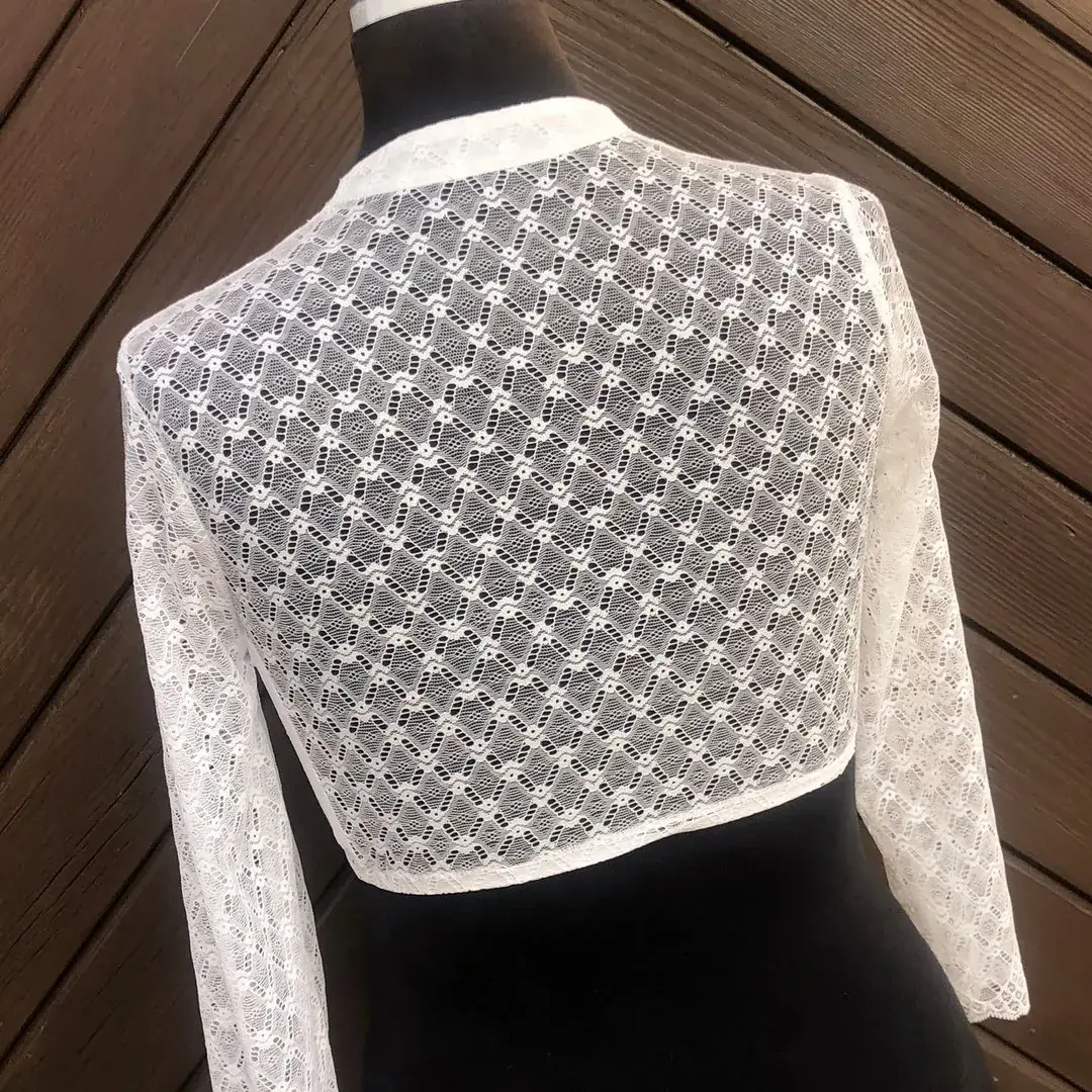 Waldorff Dirndlbluse creme mit V-Ausschnitt No. 8 – Bild 4 – Chiemgauer Heimatwerk Trachten-Onlineshop Waldorff Dirndlbluse creme mit V-Ausschnitt No. 8 - Bild 4 - Chiemgauer Heimatwerk Trachten-Onlineshop