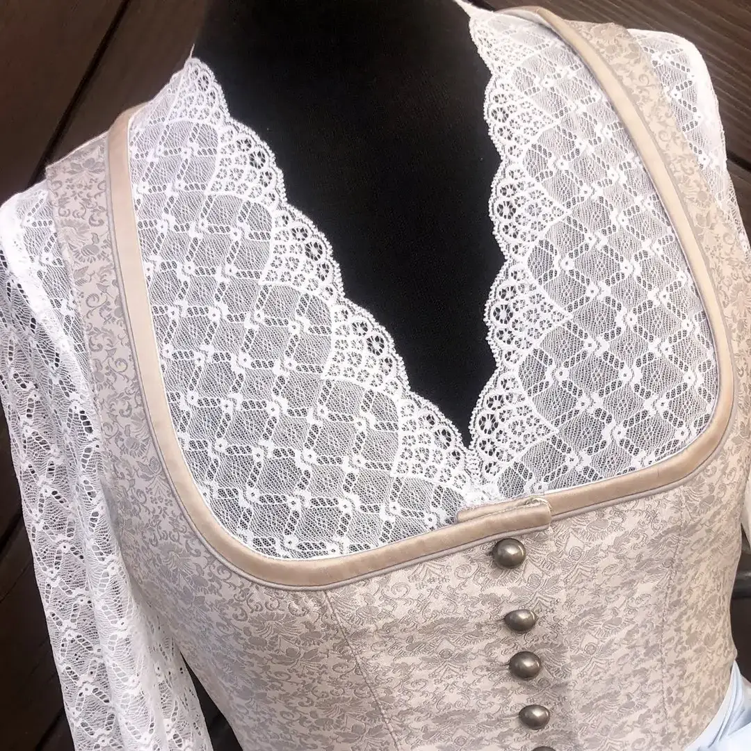 Waldorff Dirndlbluse creme mit V-Ausschnitt No. 8 – Bild 51 – Chiemgauer Heimatwerk Trachten-Onlineshop Waldorff Dirndlbluse creme mit V-Ausschnitt No. 8 - Bild 51 - Chiemgauer Heimatwerk Trachten-Onlineshop