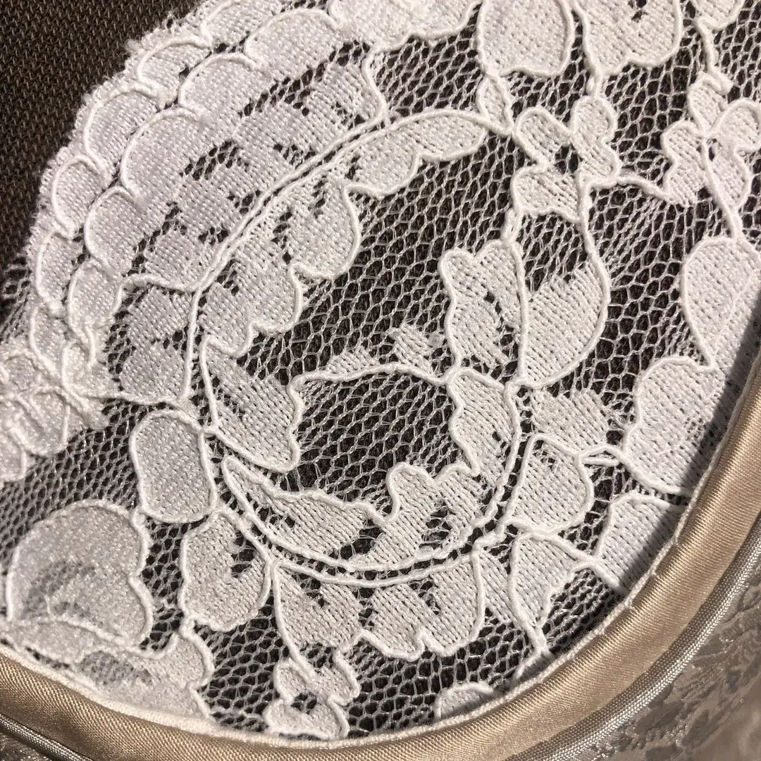 Waldorff Dirndlbluse creme mit V-Ausschnitt No. 9 – Bild 19 – Chiemgauer Heimatwerk Trachten-Onlineshop Waldorff Dirndlbluse creme mit V-Ausschnitt No. 9 - Bild 19 - Chiemgauer Heimatwerk Trachten-Onlineshop