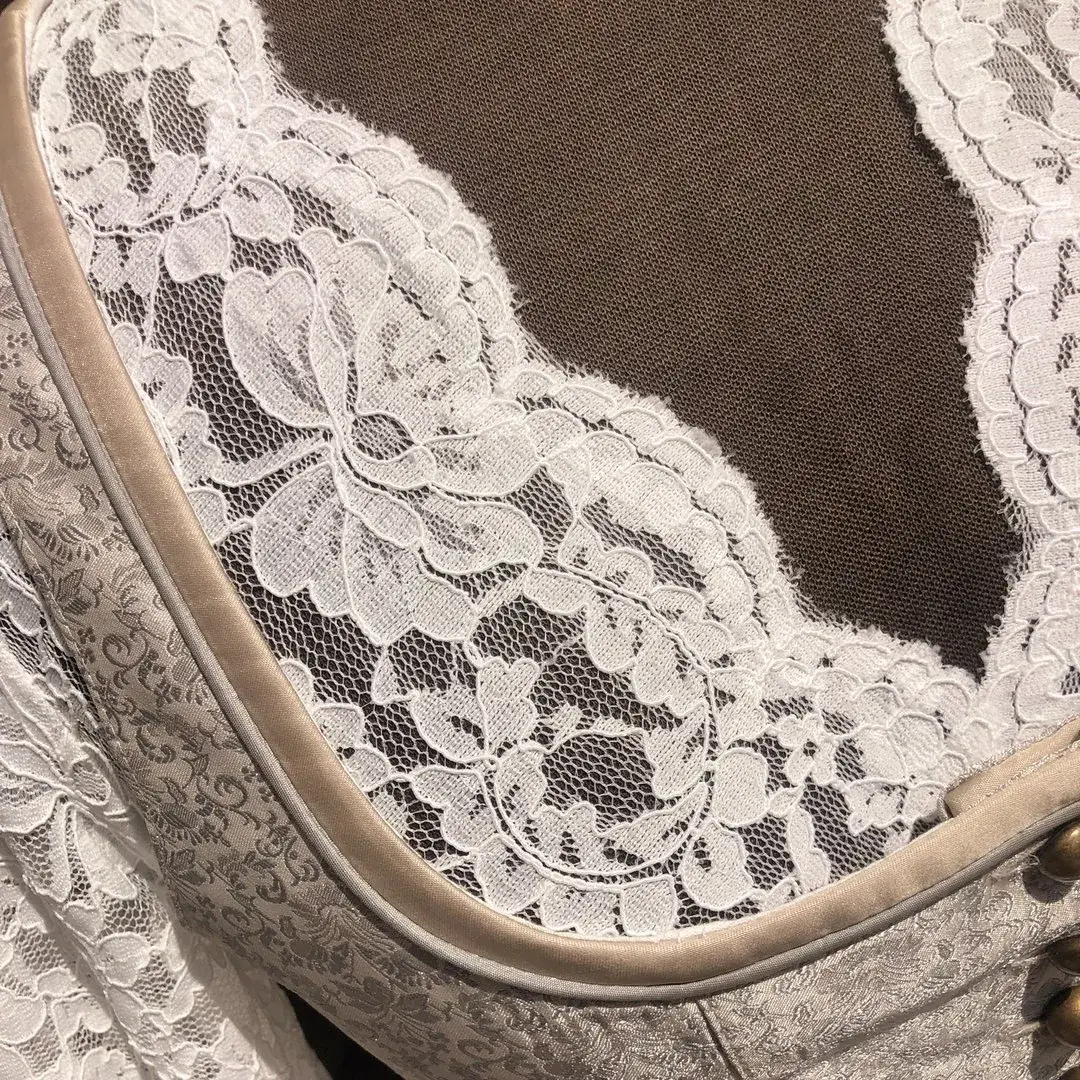 Waldorff Dirndlbluse creme mit V-Ausschnitt No. 9 – Bild 33 – Chiemgauer Heimatwerk Trachten-Onlineshop Waldorff Dirndlbluse creme mit V-Ausschnitt No. 9 - Bild 33 - Chiemgauer Heimatwerk Trachten-Onlineshop