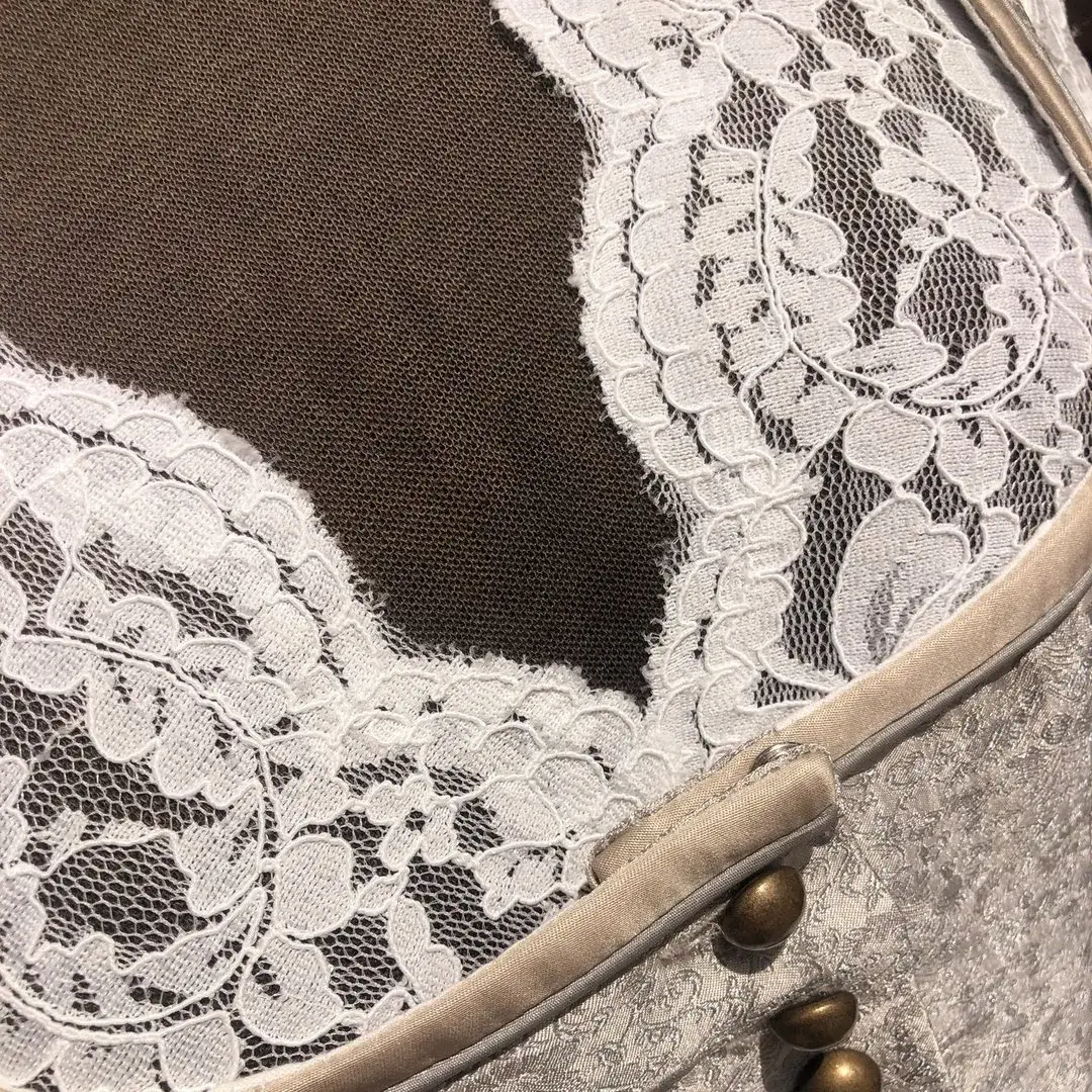 Waldorff Dirndlbluse creme mit V-Ausschnitt No. 9 – Bild 38 – Chiemgauer Heimatwerk Trachten-Onlineshop Waldorff Dirndlbluse creme mit V-Ausschnitt No. 9 - Bild 38 - Chiemgauer Heimatwerk Trachten-Onlineshop